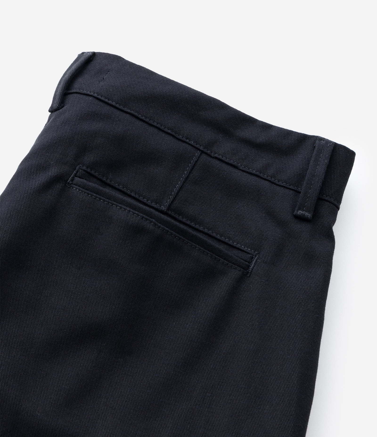 Bermuda Cargo em Sarja com Bolsos Laterais Utilitários Preto 9