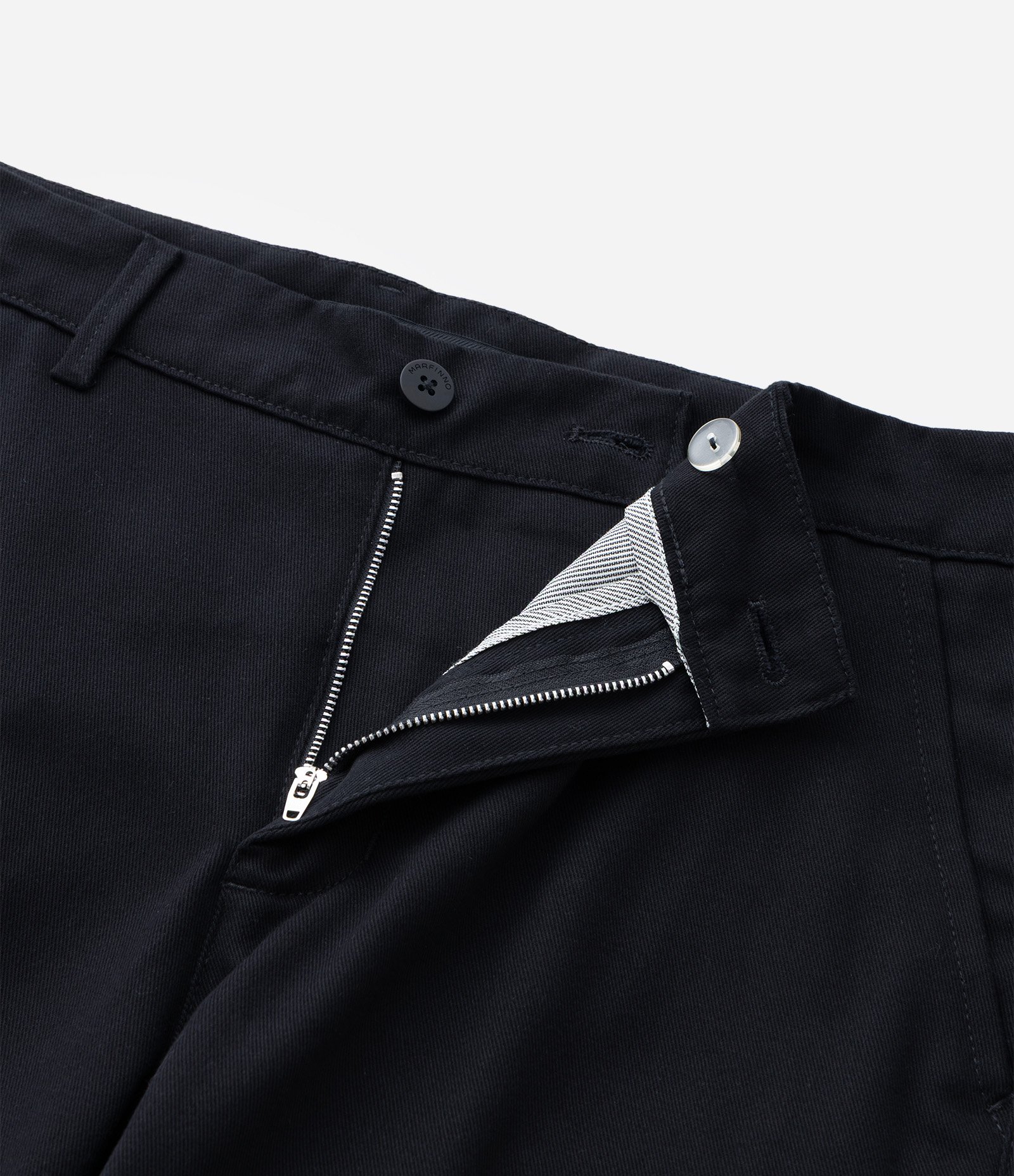 Bermuda Cargo em Sarja com Bolsos Laterais Utilitários Preto 10