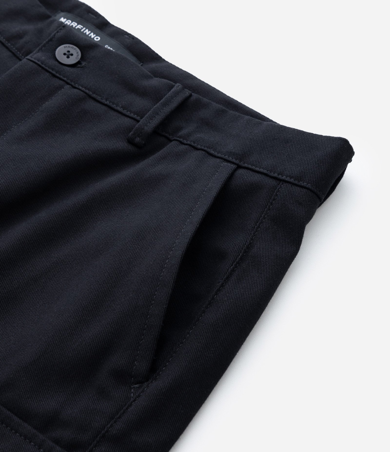 Bermuda Cargo em Sarja com Bolsos Laterais Utilitários Preto 11