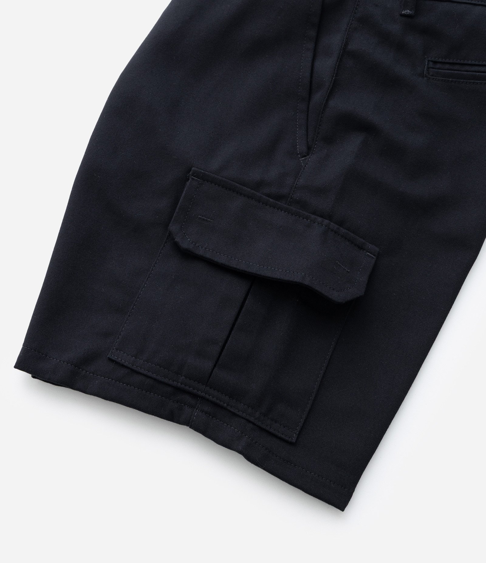 Bermuda Cargo em Sarja com Bolsos Laterais Utilitários Preto 12