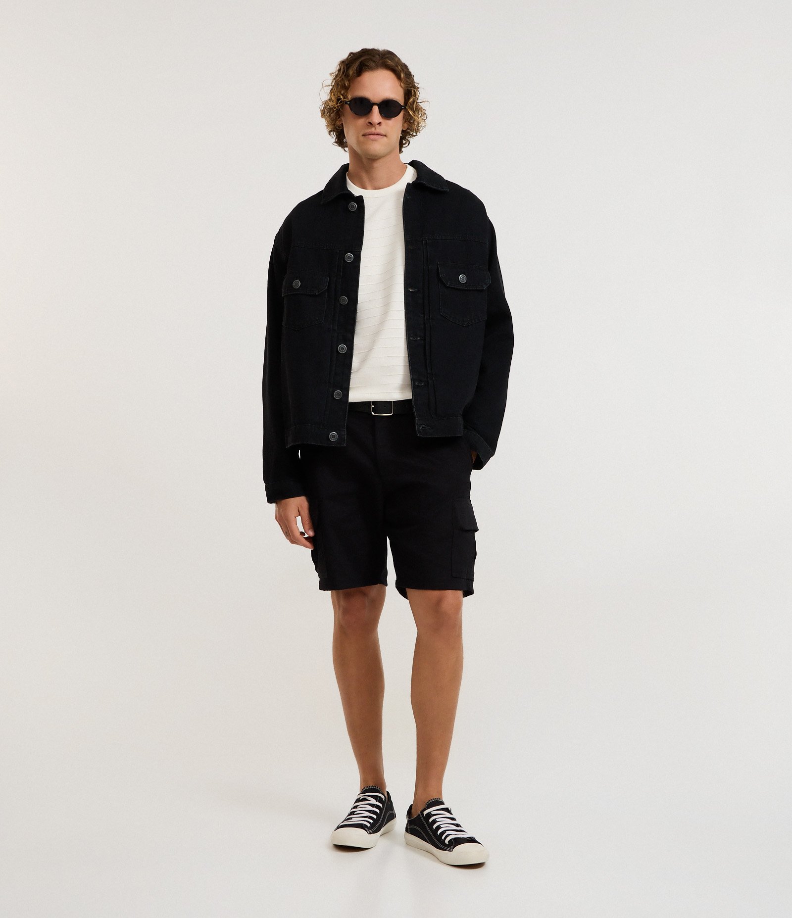 Bermuda Cargo em Sarja com Bolsos Laterais Utilitários Preto 1