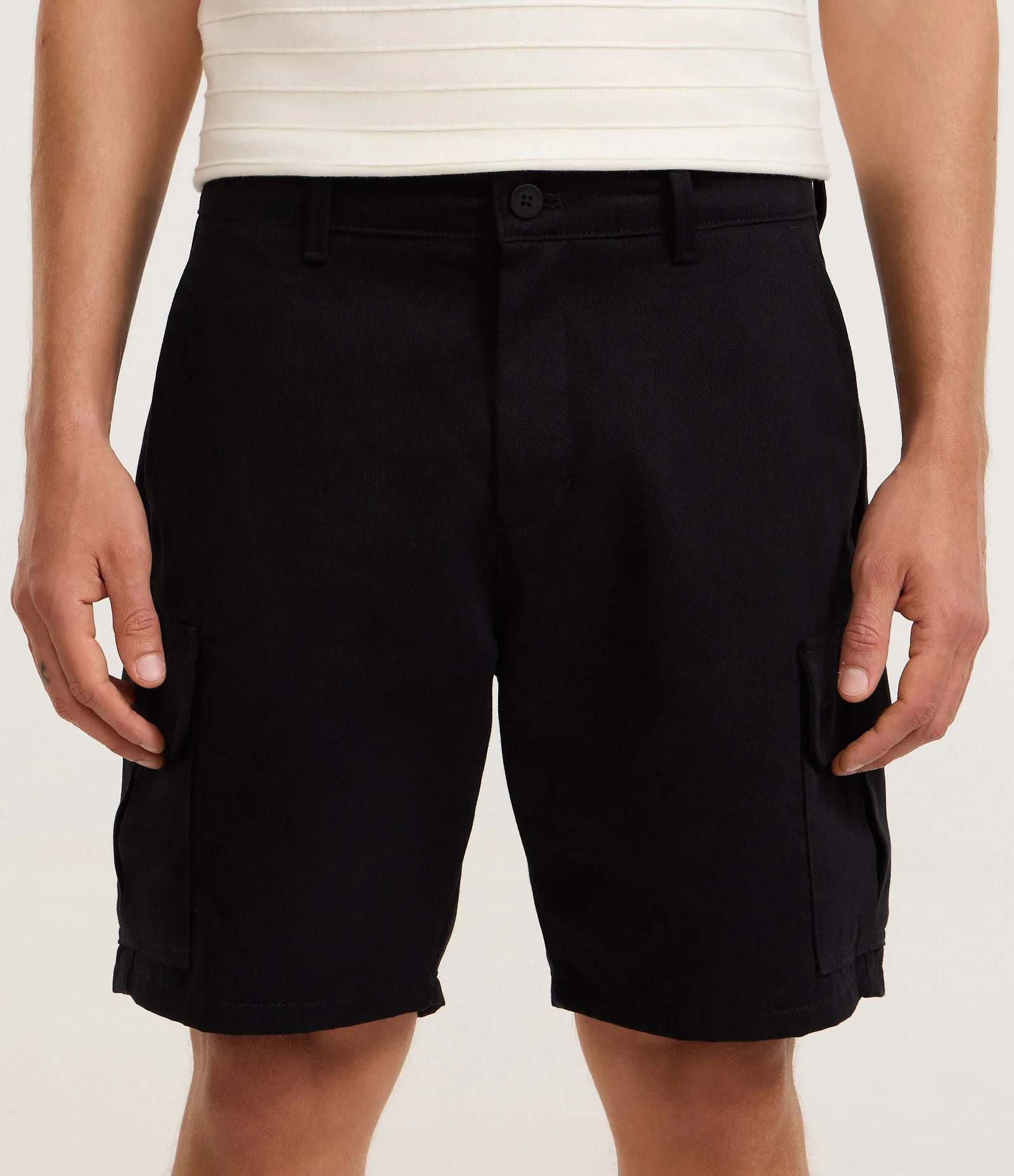 Bermuda Cargo em Sarja com Bolsos Laterais Utilitários Preto 2