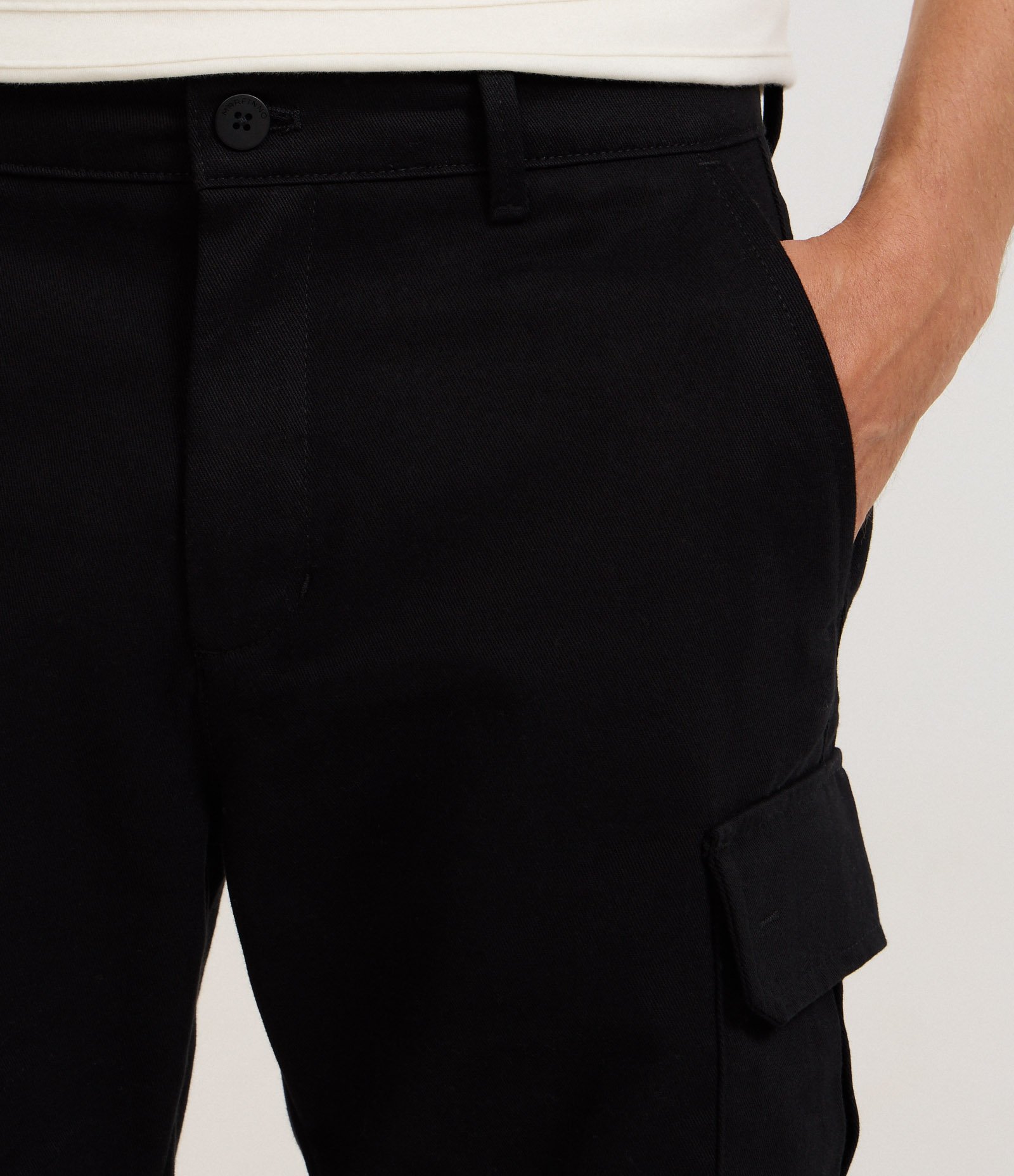 Bermuda Cargo em Sarja com Bolsos Laterais Utilitários Preto 3