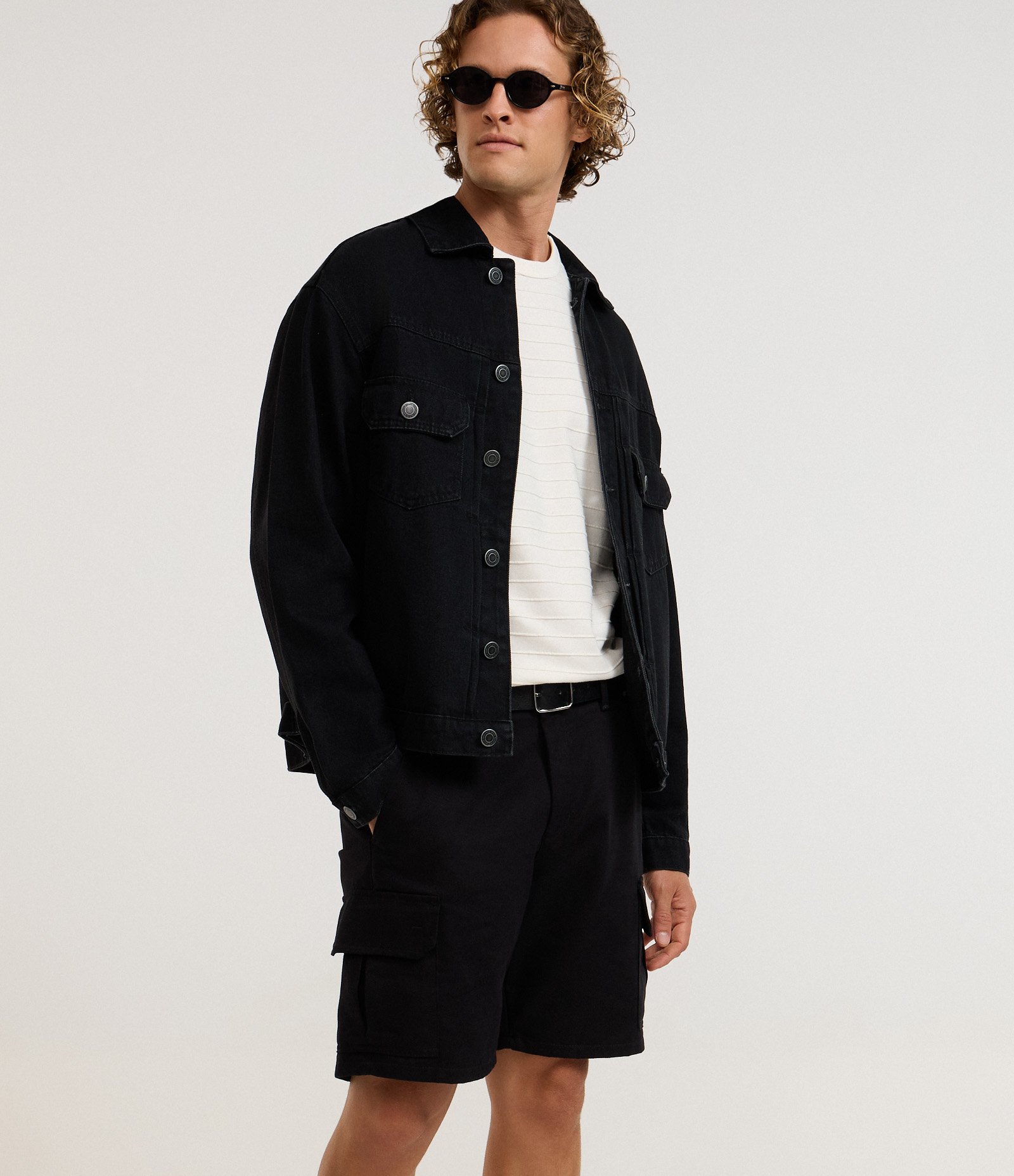 Bermuda Cargo em Sarja com Bolsos Laterais Utilitários Preto 4