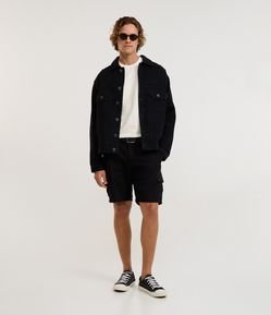 Bermuda Cargo em Sarja com Bolsos Laterais Utilitários