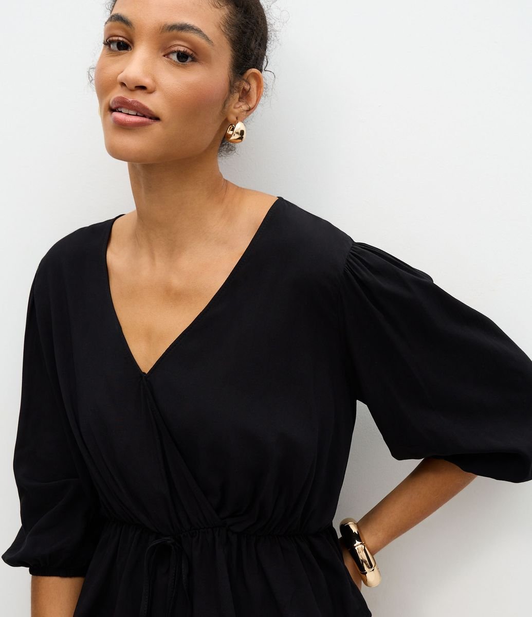 Blusa Peplum em Viscose com Decote V Transpassado Preto