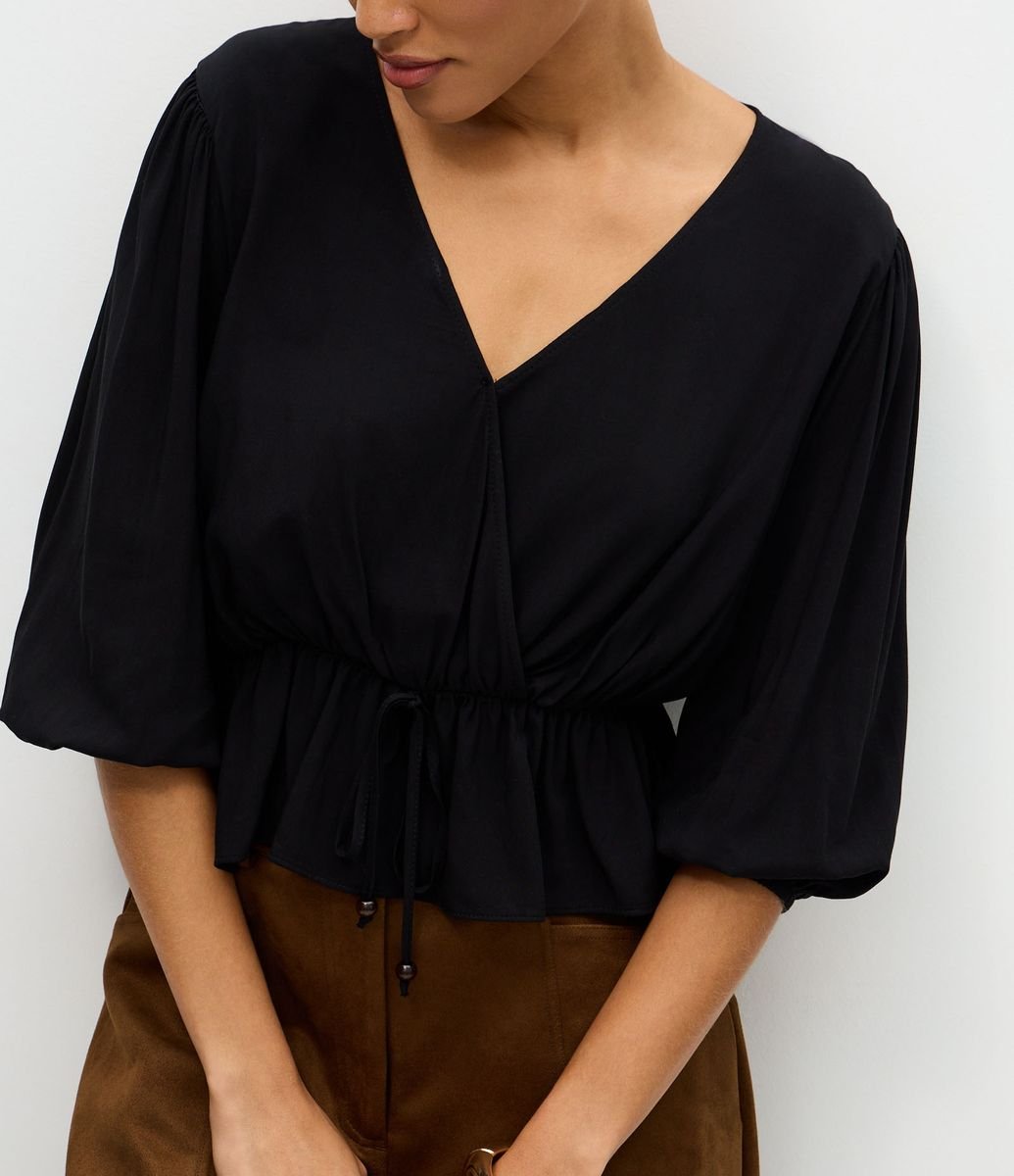 Blusa Peplum em Viscose com Decote V Transpassado Preto