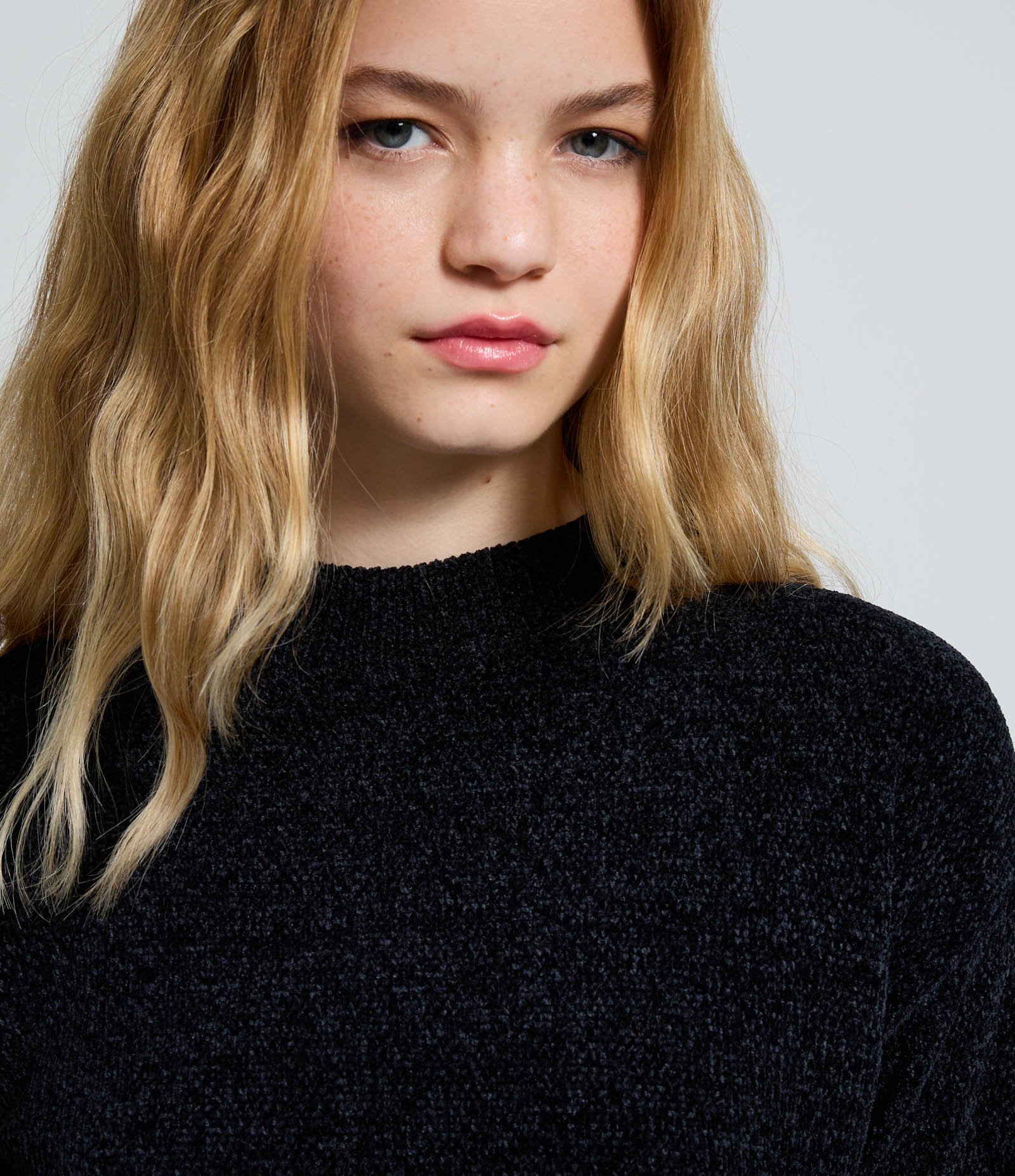 Blusa Slim em Tricô Chenille com Gola Redonda Preto 3