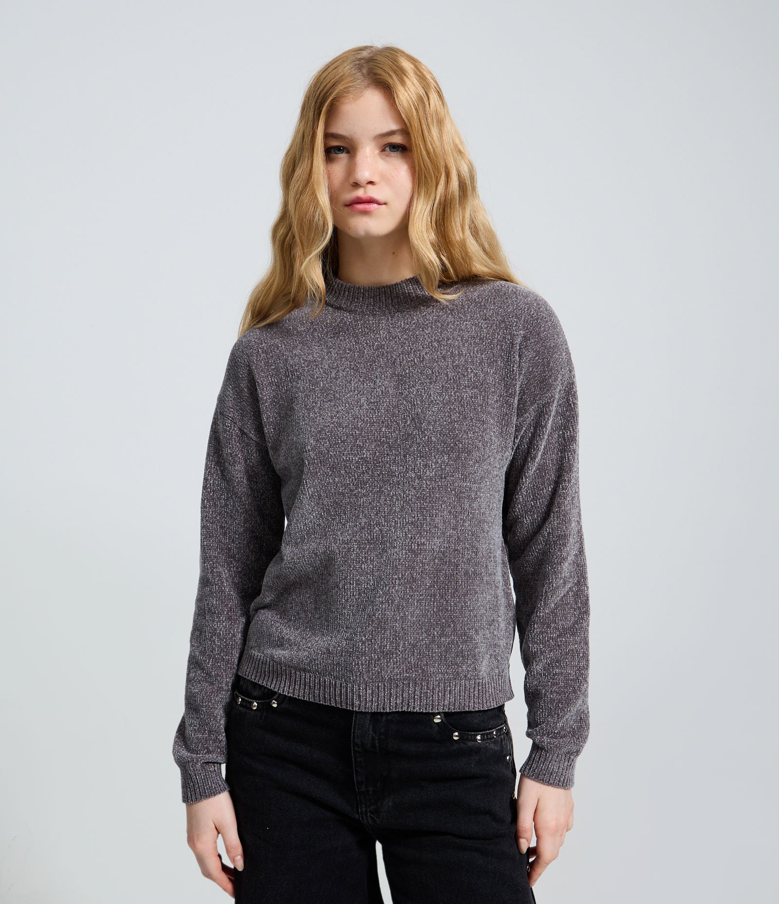 Blusa Slim em Tricô Chenille com Gola Redonda Cinza 1