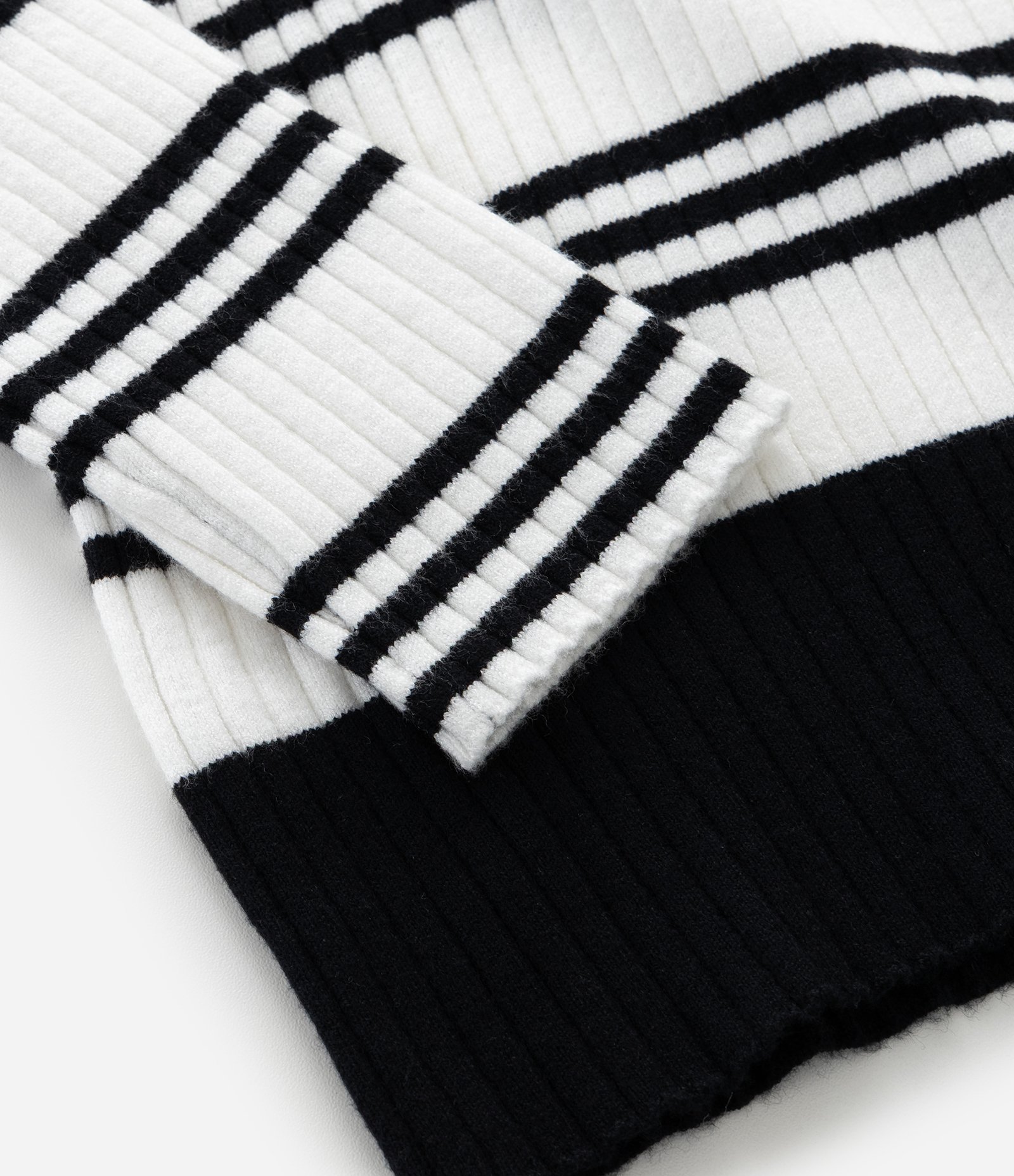 Blusa Alongada em Tricô Canelado com Listras Curve & Plus Size Preto 4