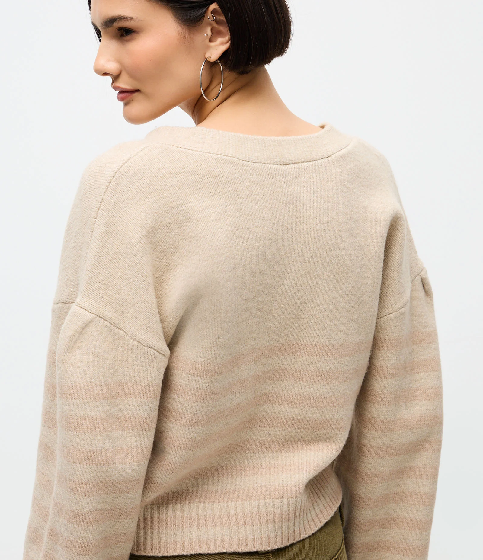 Cardigan em Tricô Listrado com Decote V Bege 4