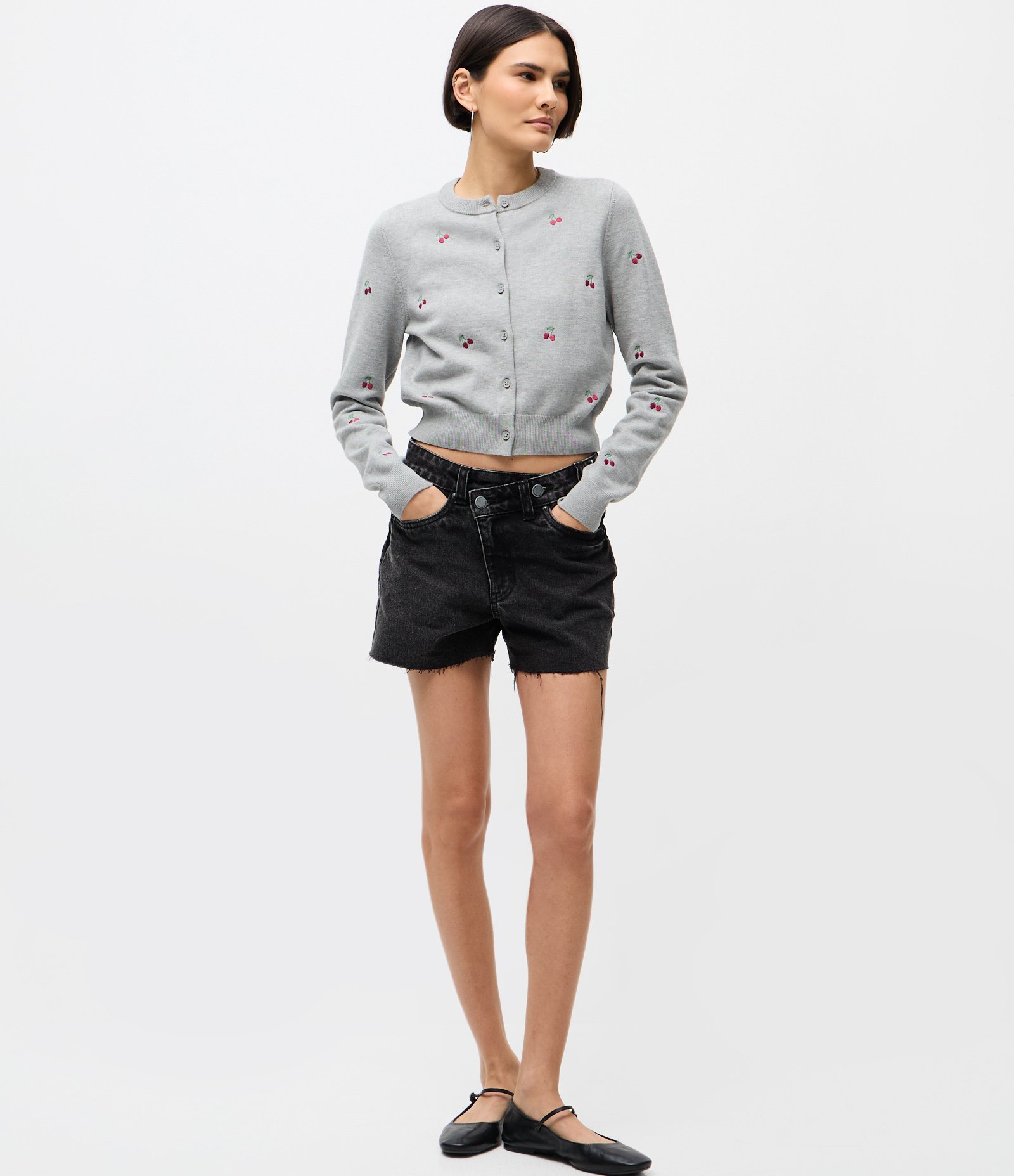 Cardigan Curto em Tricô com Bordados de Cereja Cinza 2