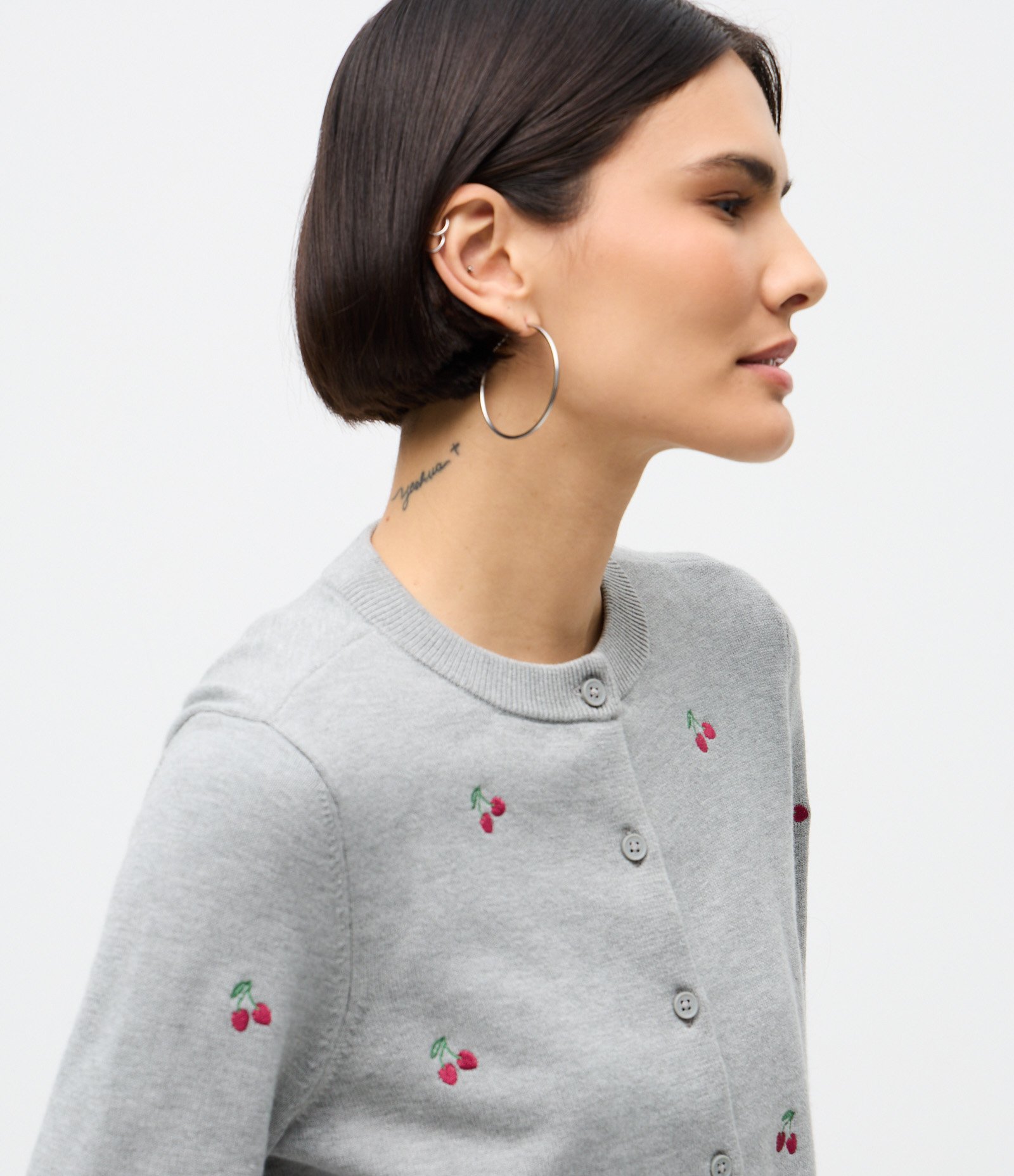 Cardigan Curto em Tricô com Bordados de Cereja Cinza 3