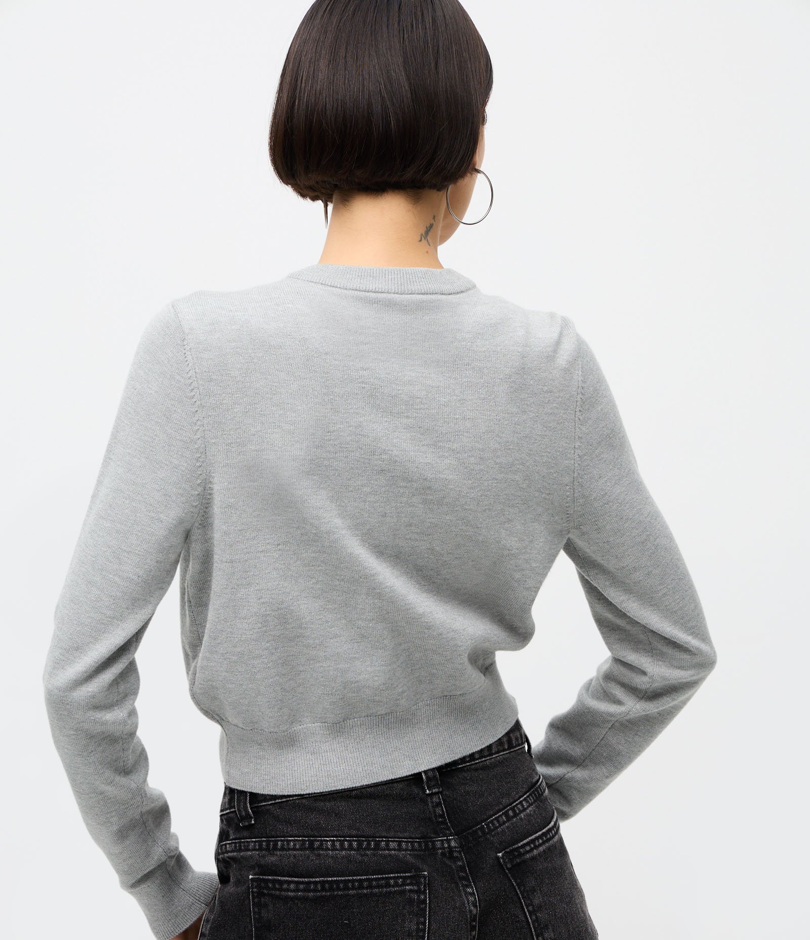Cardigan Curto em Tricô com Bordados de Cereja Cinza 4