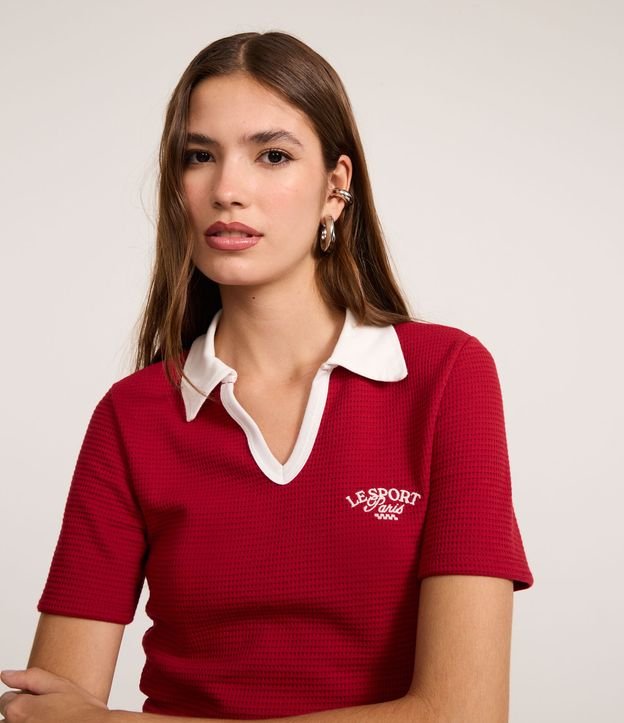 Blusa Polo com Viés Contrastantes Bordado e Textura