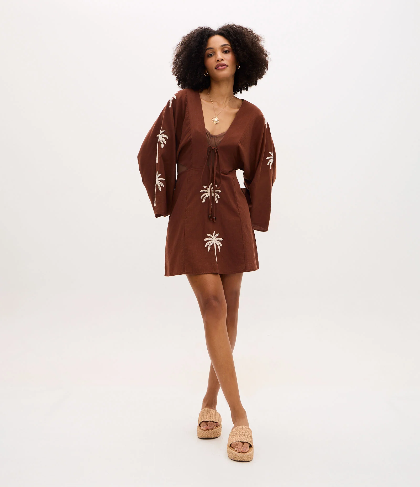 Saída de Praia Vestido em Algodão com Recortes e Bordado de Palmeira Marrom 2