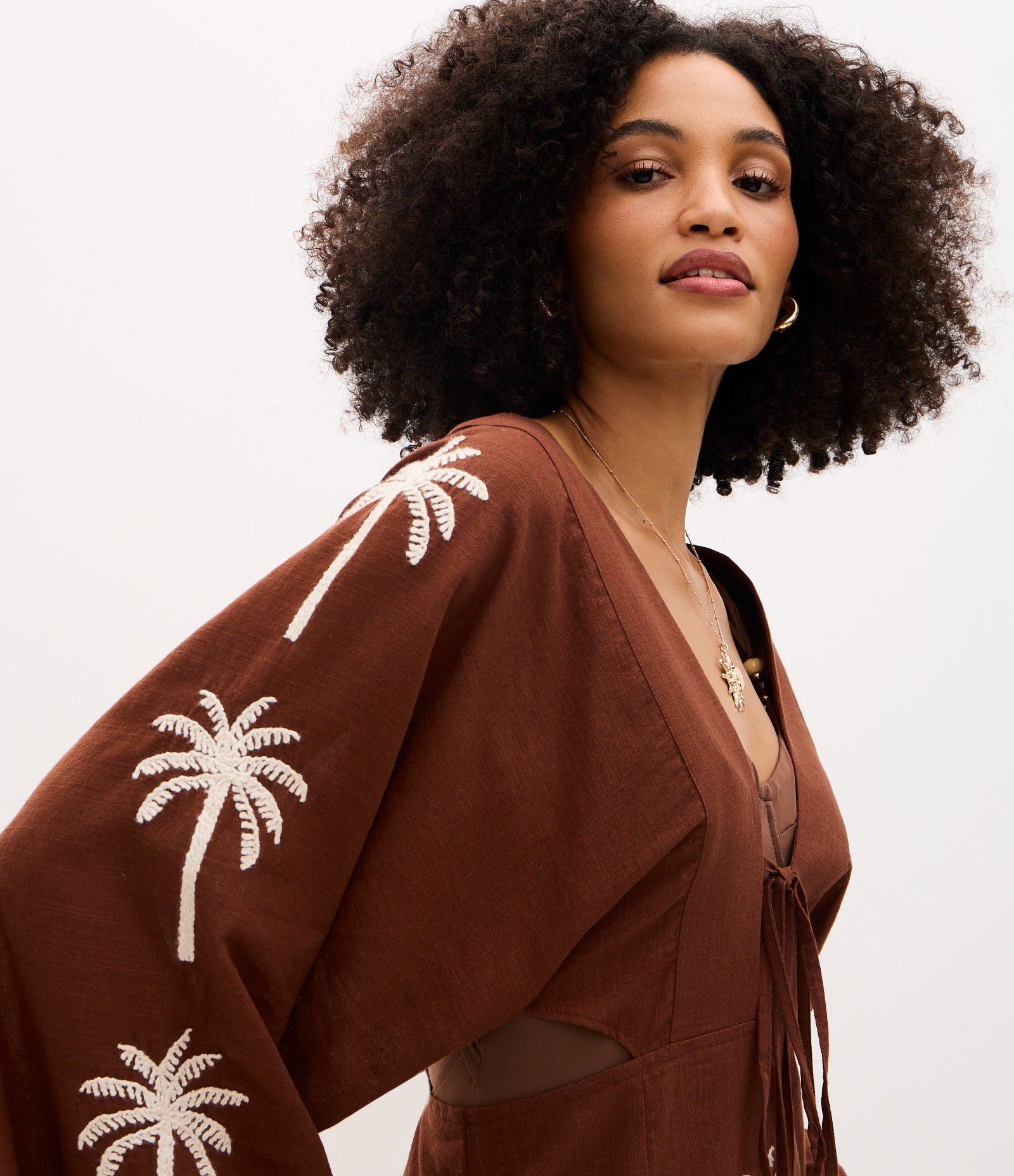 Saída de Praia Vestido em Algodão com Recortes e Bordado de Palmeira Marrom 3