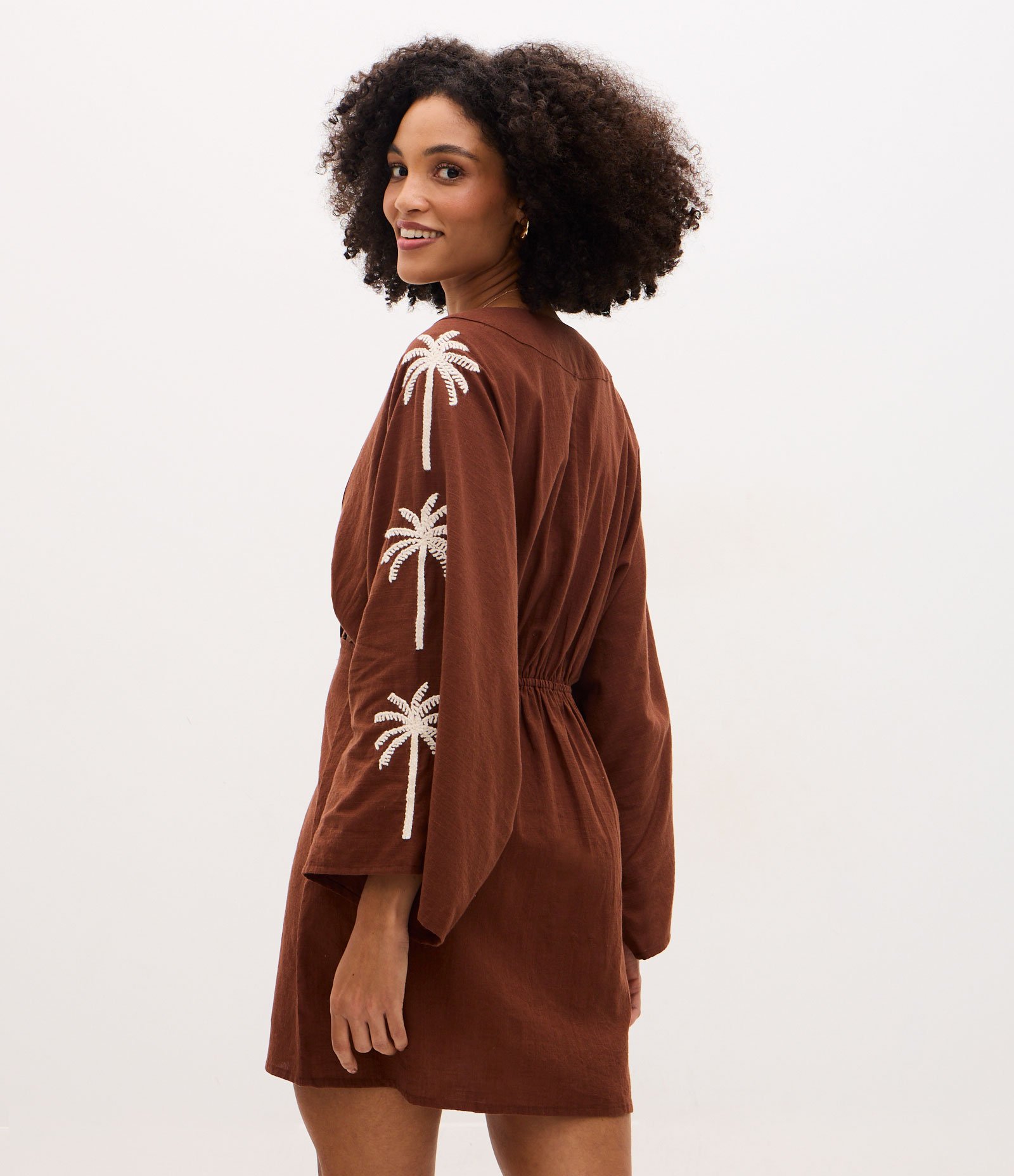 Saída de Praia Vestido em Algodão com Recortes e Bordado de Palmeira Marrom 4