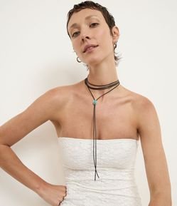 Conjunto de Colar Gravata e Brinco Argola em Resina e Banho Prata Envelhecida