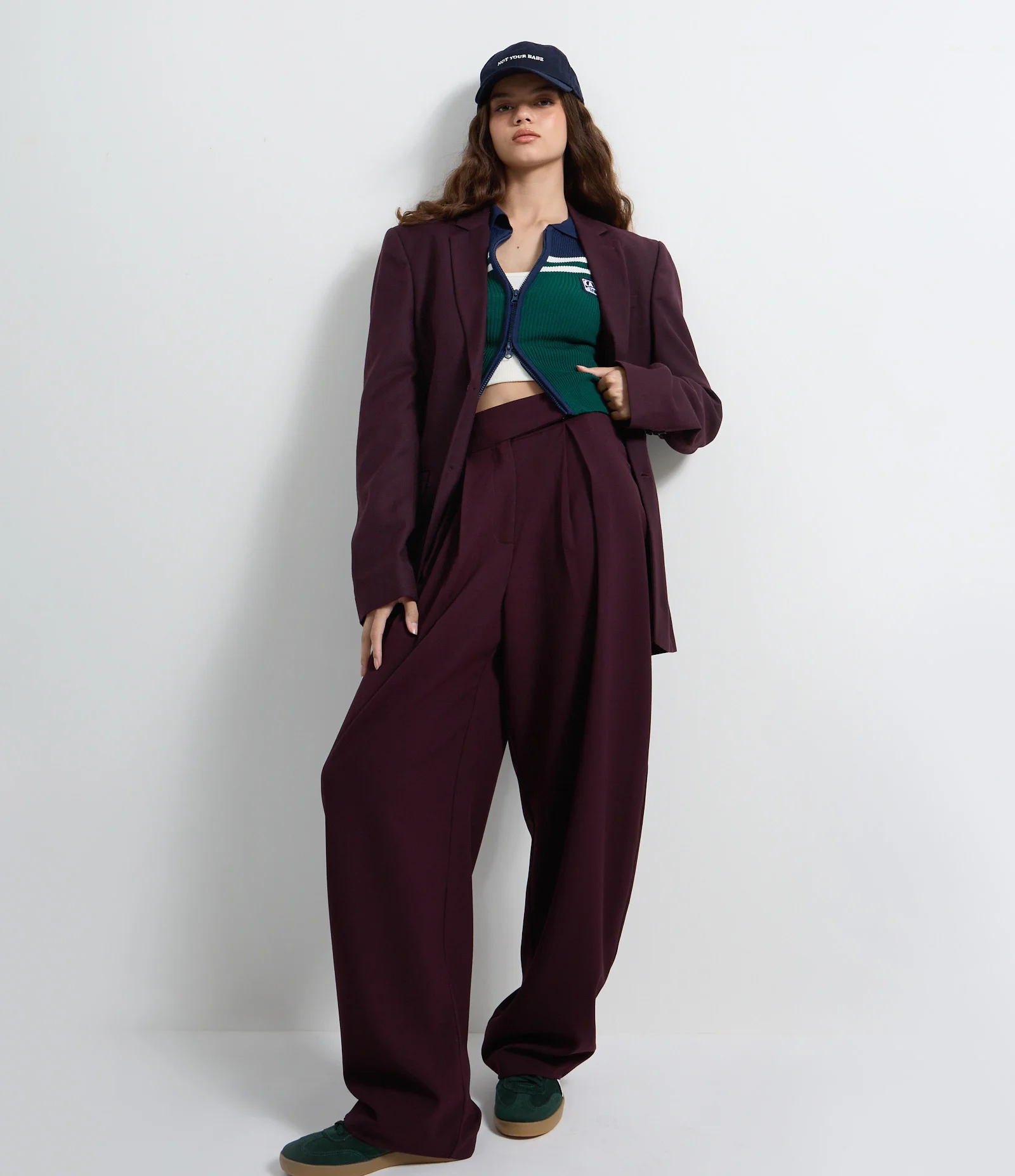 Calça Barrel Alfaiatada com Fechamento Deslocado e Pregas Roxo 2