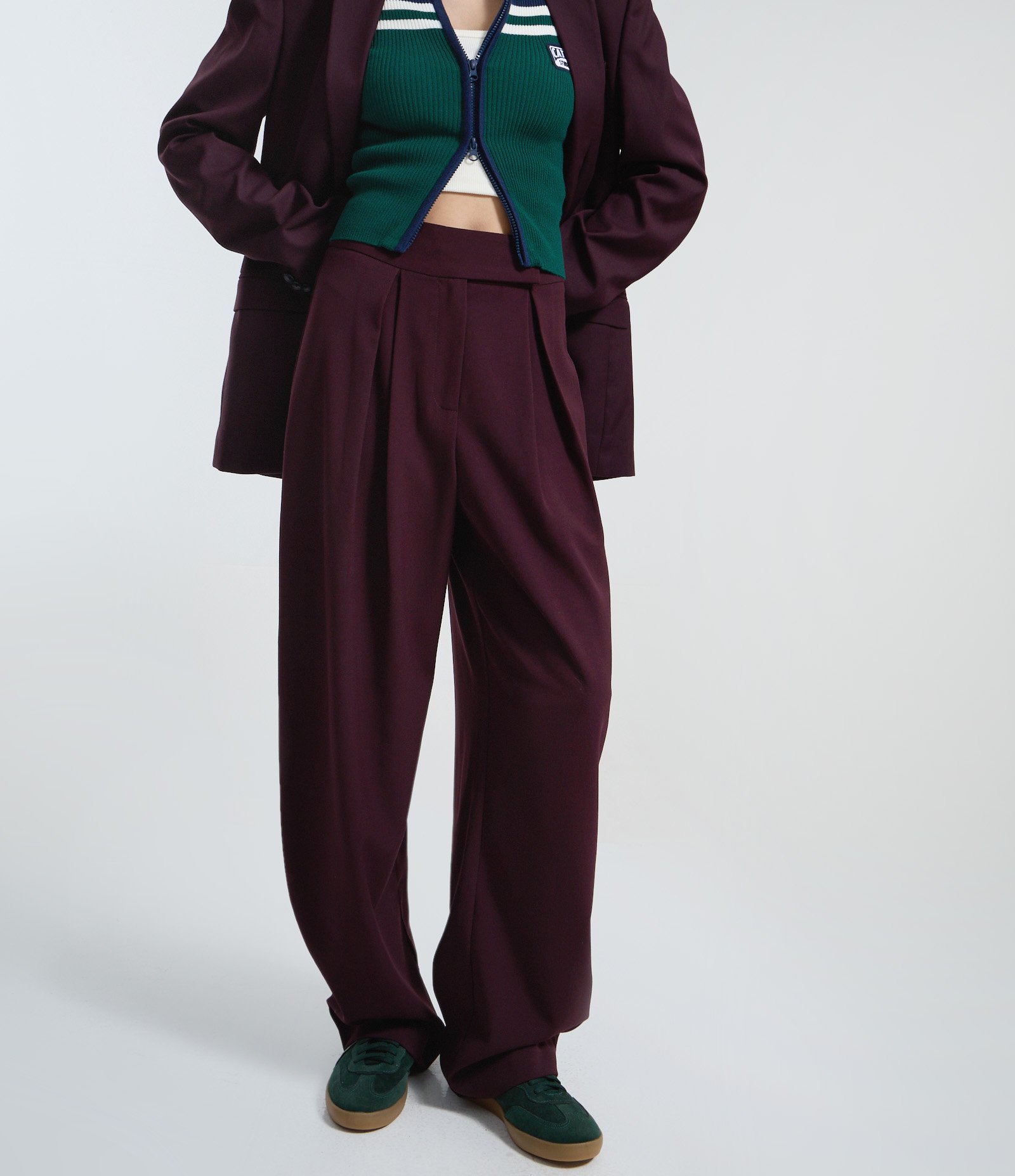 Calça Barrel Alfaiatada com Fechamento Deslocado e Pregas Roxo 4