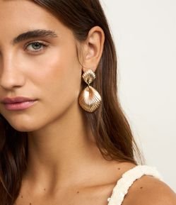 Brinco em Metal Texturizado com Efeito Concha