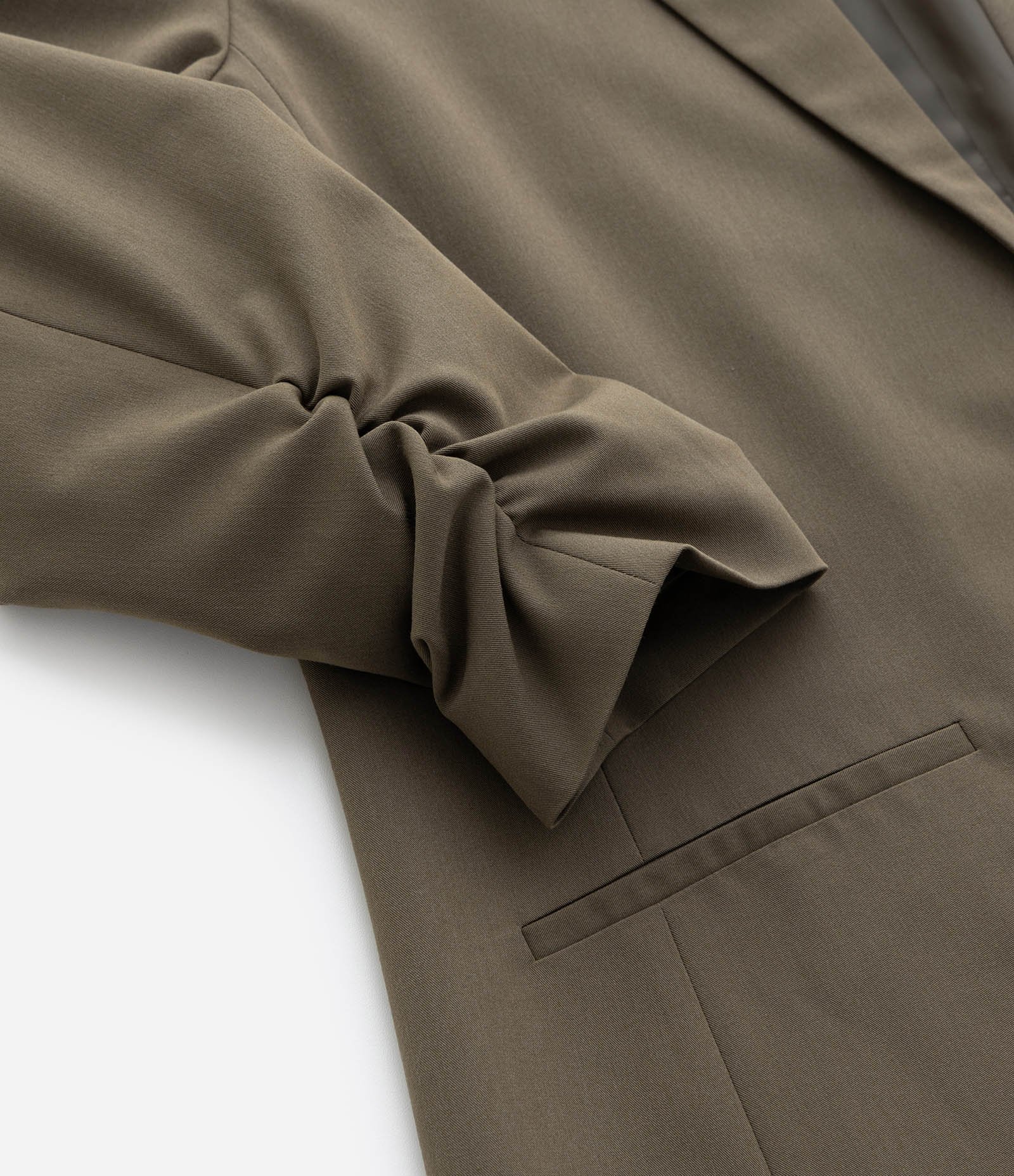 Blazer Alongado em Crepe Manga Puxadinha Curve & Plus Size Verde Musgo 5