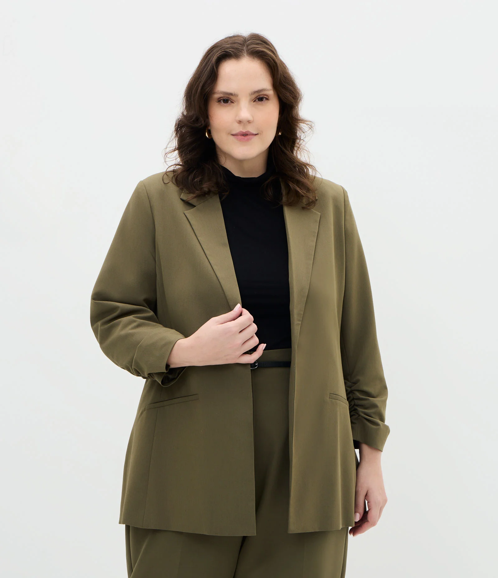 Blazer Alongado em Crepe Manga Puxadinha Curve & Plus Size Verde Musgo 1