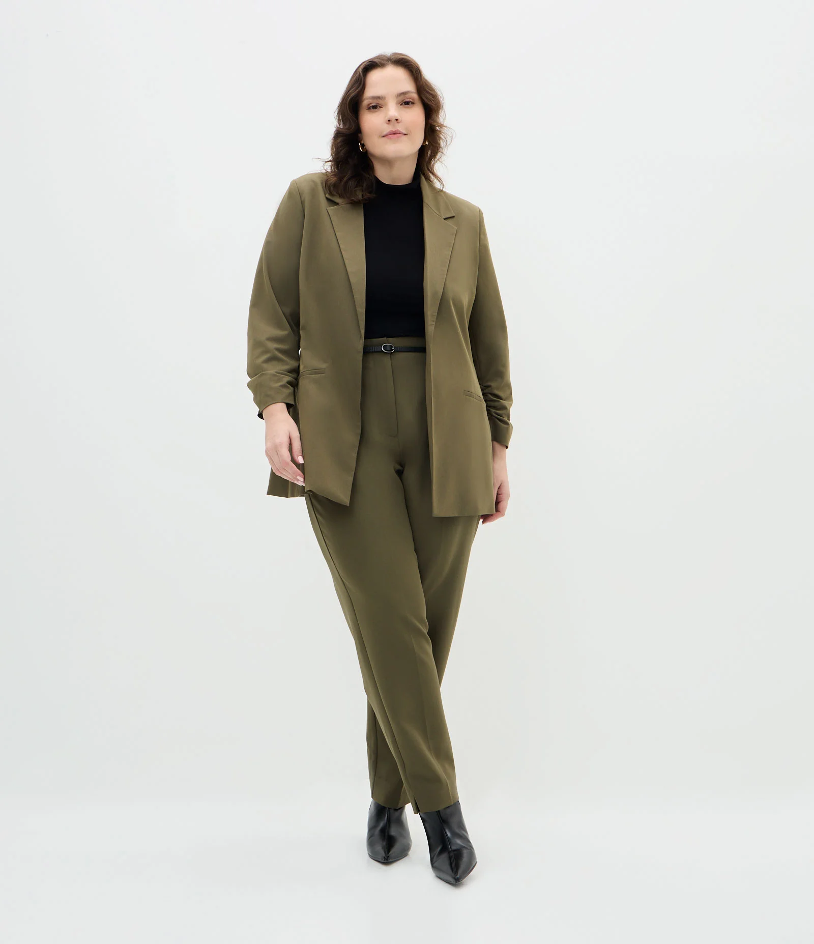 Blazer Alongado em Crepe Manga Puxadinha Curve & Plus Size Verde Musgo 2