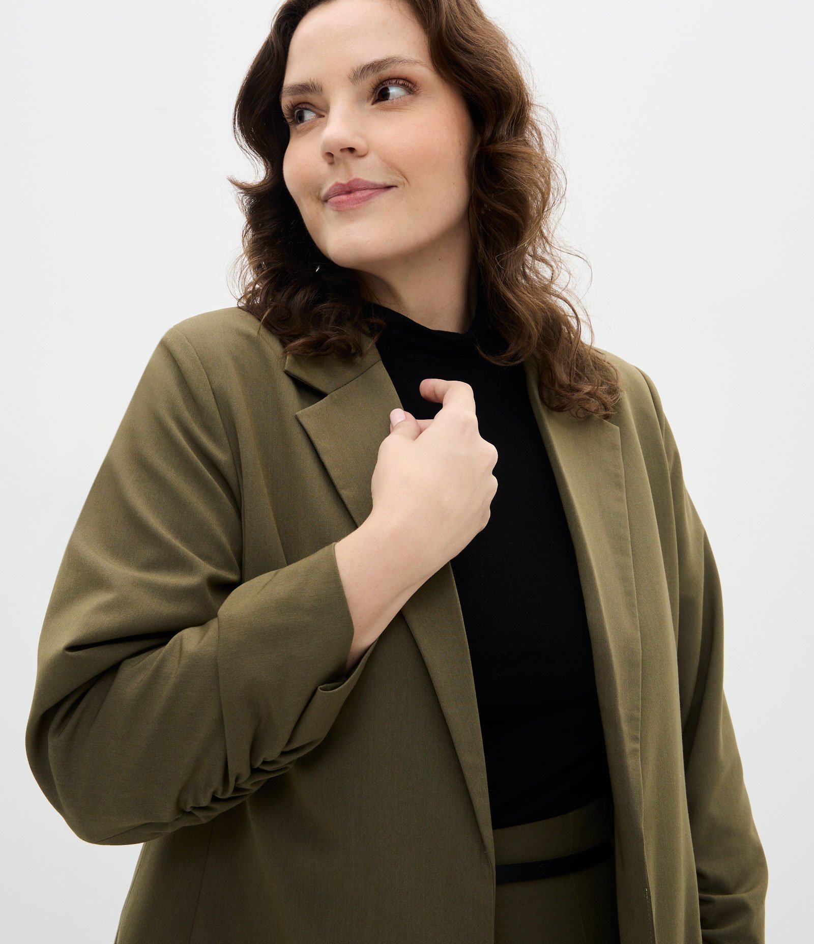 Blazer Alongado em Crepe Manga Puxadinha Curve & Plus Size Verde Musgo 3