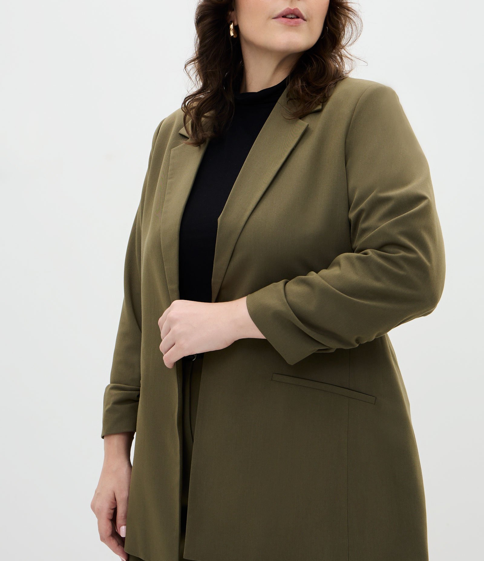 Blazer Alongado em Crepe Manga Puxadinha Curve & Plus Size Verde Musgo 4