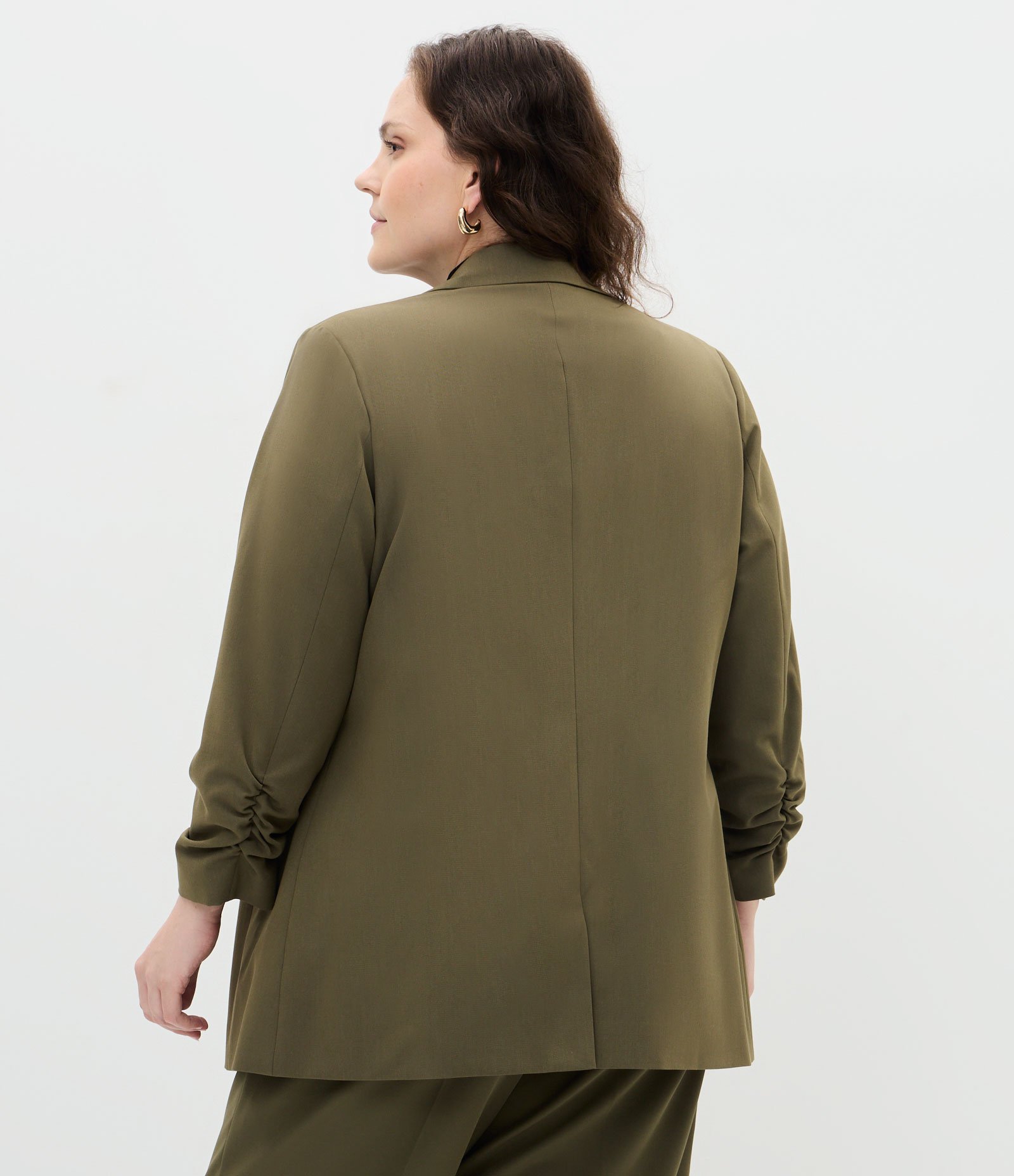 Blazer Alongado em Crepe Manga Puxadinha Curve & Plus Size Verde Musgo 5