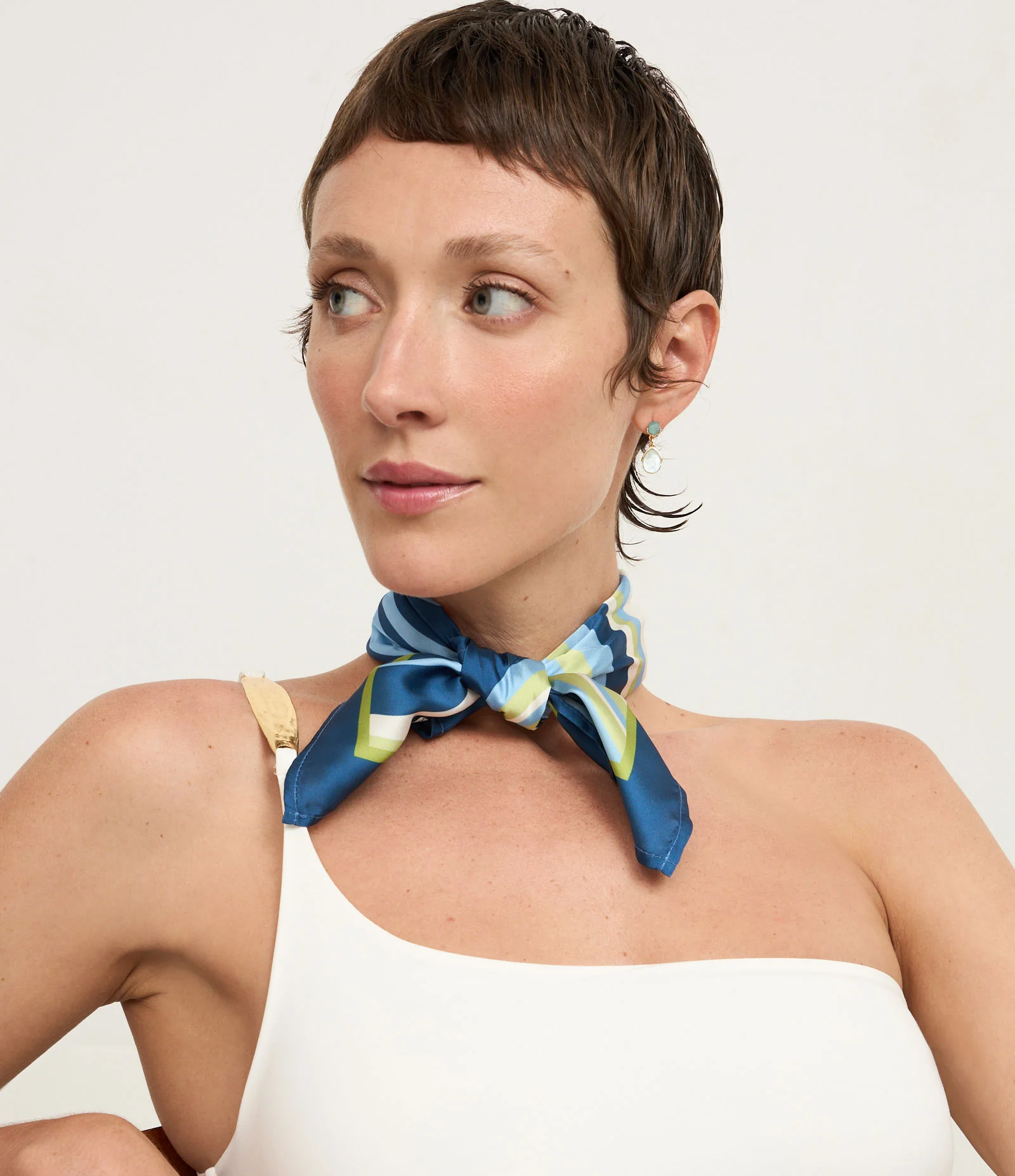 Lenço Quadrado em Cetim com Estampa de Listras Multicores 4