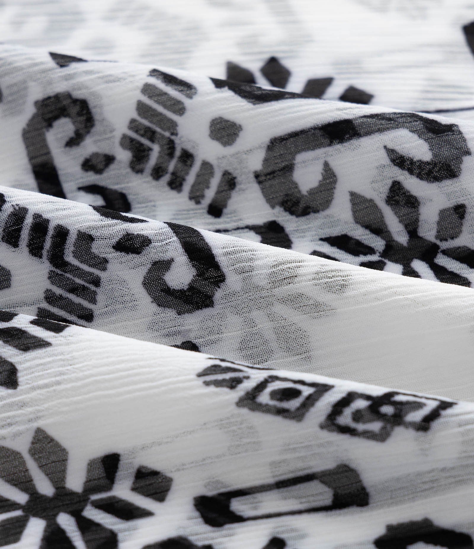 Saida de Praia Alongada em Chiffon com Estampa Étnica Curve & Plus Size Branco/Preto 6