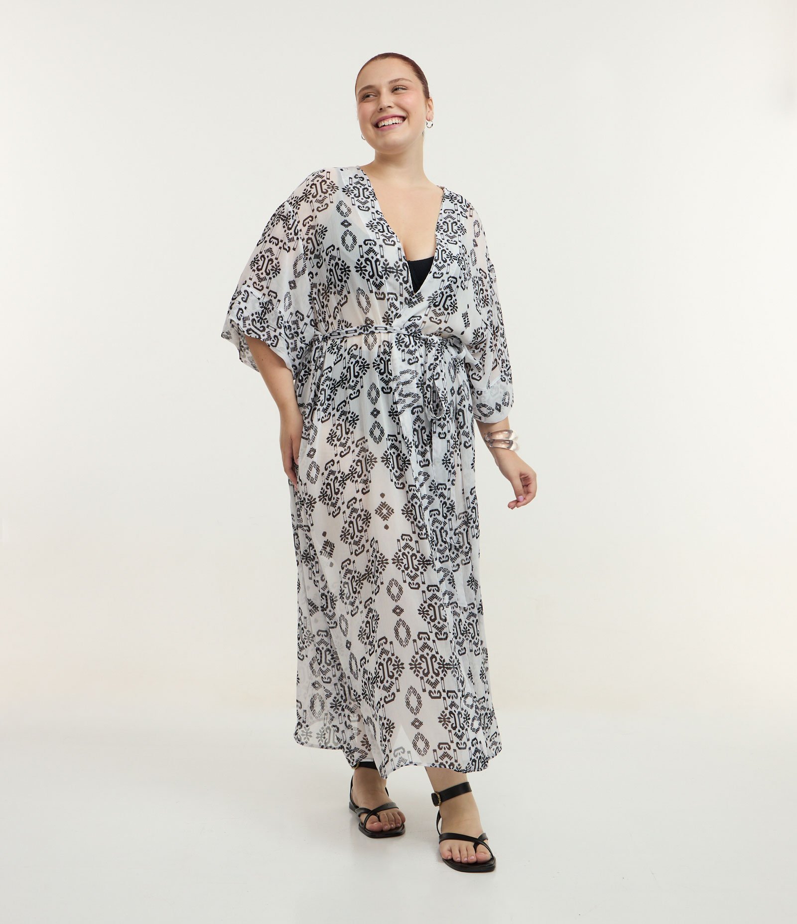 Saida de Praia Alongada em Chiffon com Estampa Étnica Curve & Plus Size Branco/Preto 1