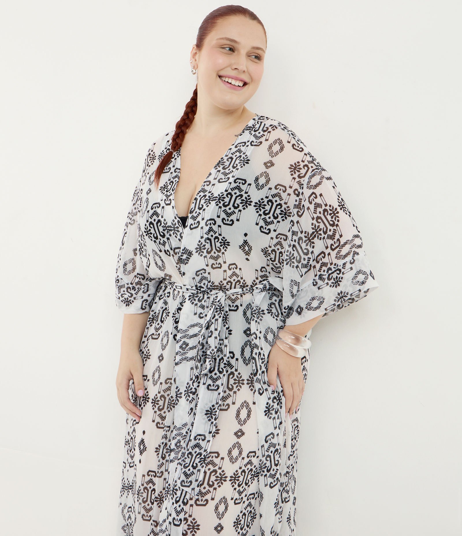 Saida de Praia Alongada em Chiffon com Estampa Étnica Curve & Plus Size Branco/Preto 2