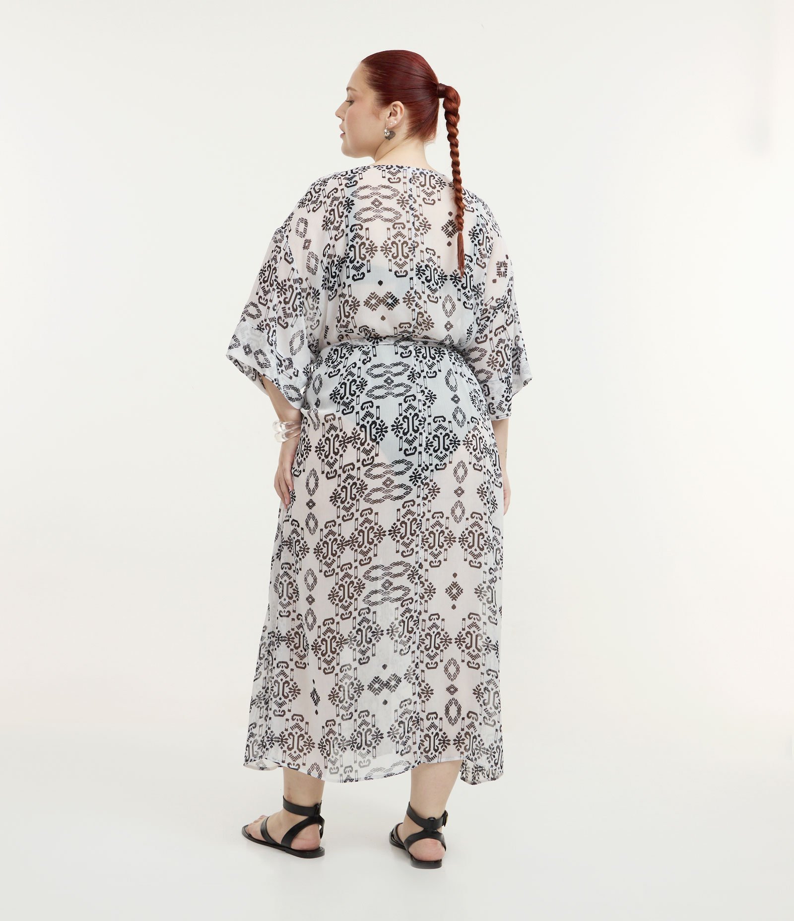 Saida de Praia Alongada em Chiffon com Estampa Étnica Curve & Plus Size Branco/Preto 3