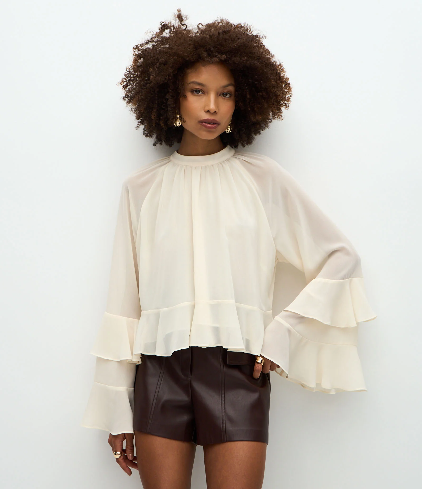 Blusa em Chiffon com Gola Alta e Babados Delicados Off White 1