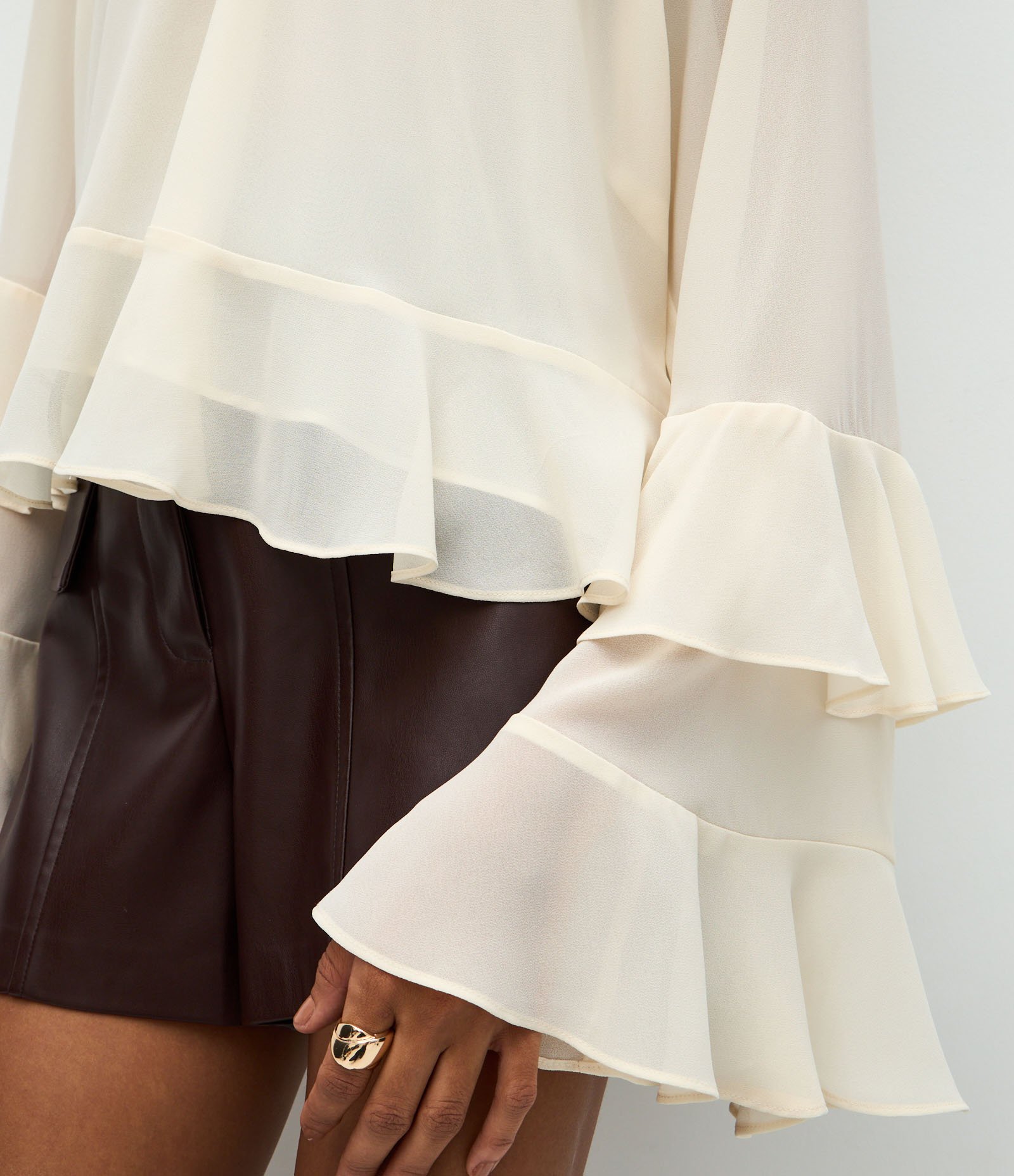 Blusa em Chiffon com Gola Alta e Babados Delicados Off White 3