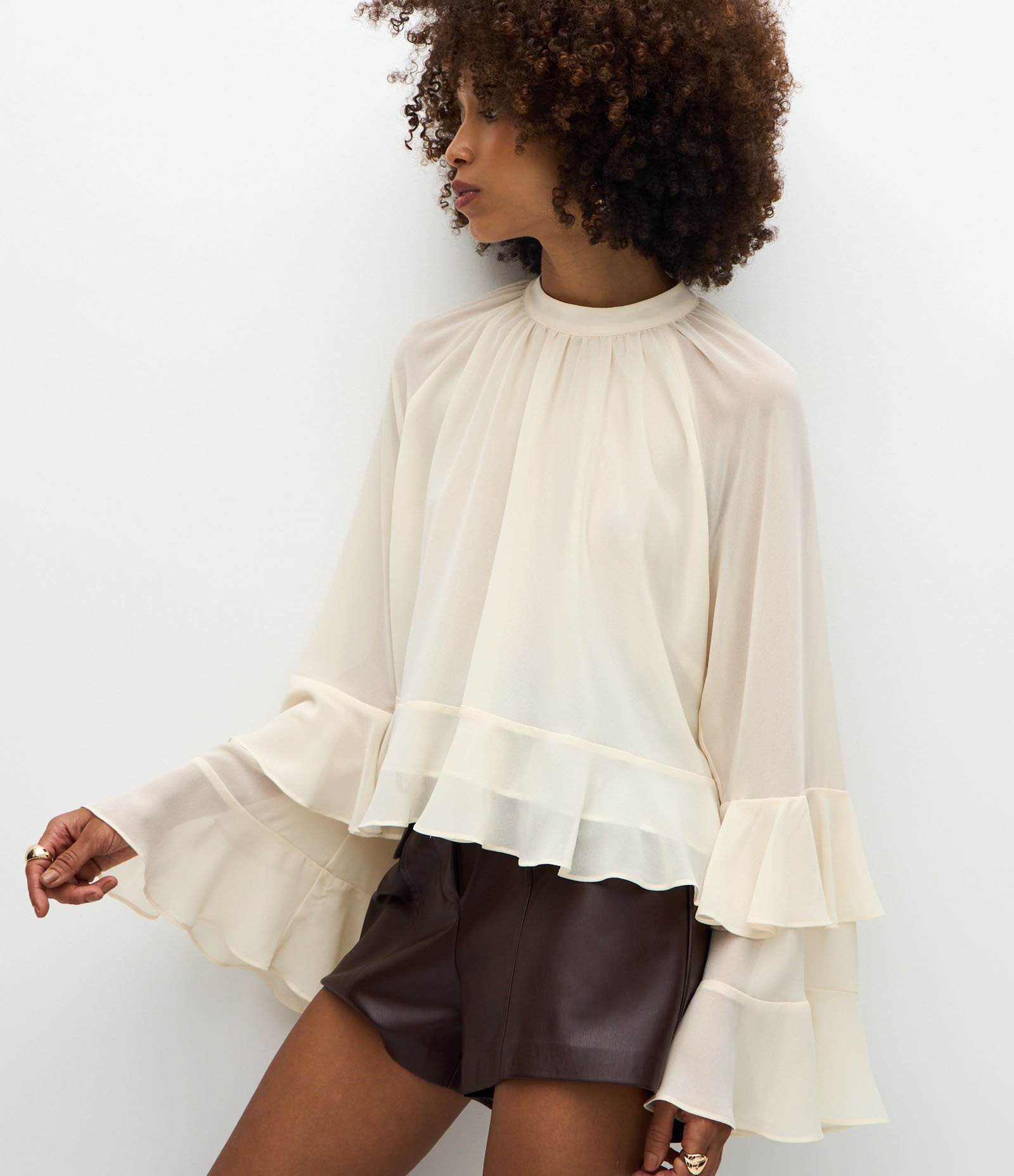 Blusa em Chiffon com Gola Alta e Babados Delicados Off White 4