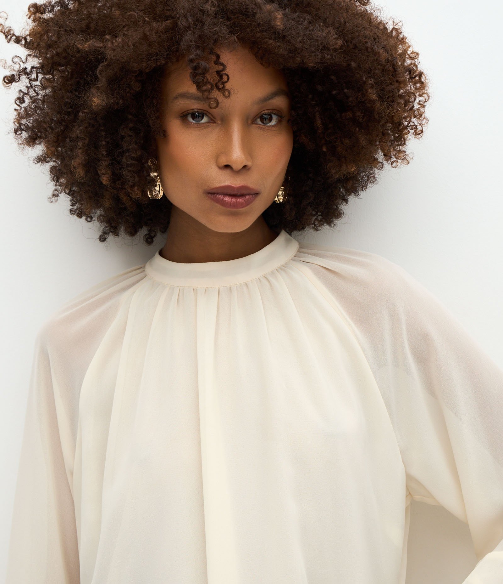 Blusa em Chiffon com Gola Alta e Babados Delicados Off White 5