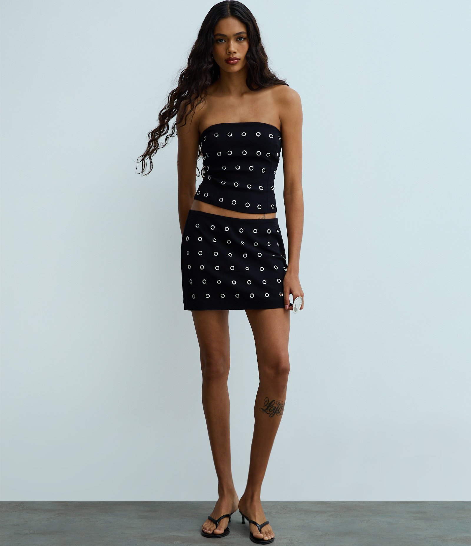 Blusa Tomara que Caia com Aplicação de Ilhós Metálicos Preto 2