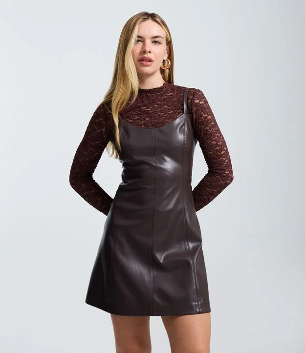 Vestido Skater Curto em PU com Alças Finas