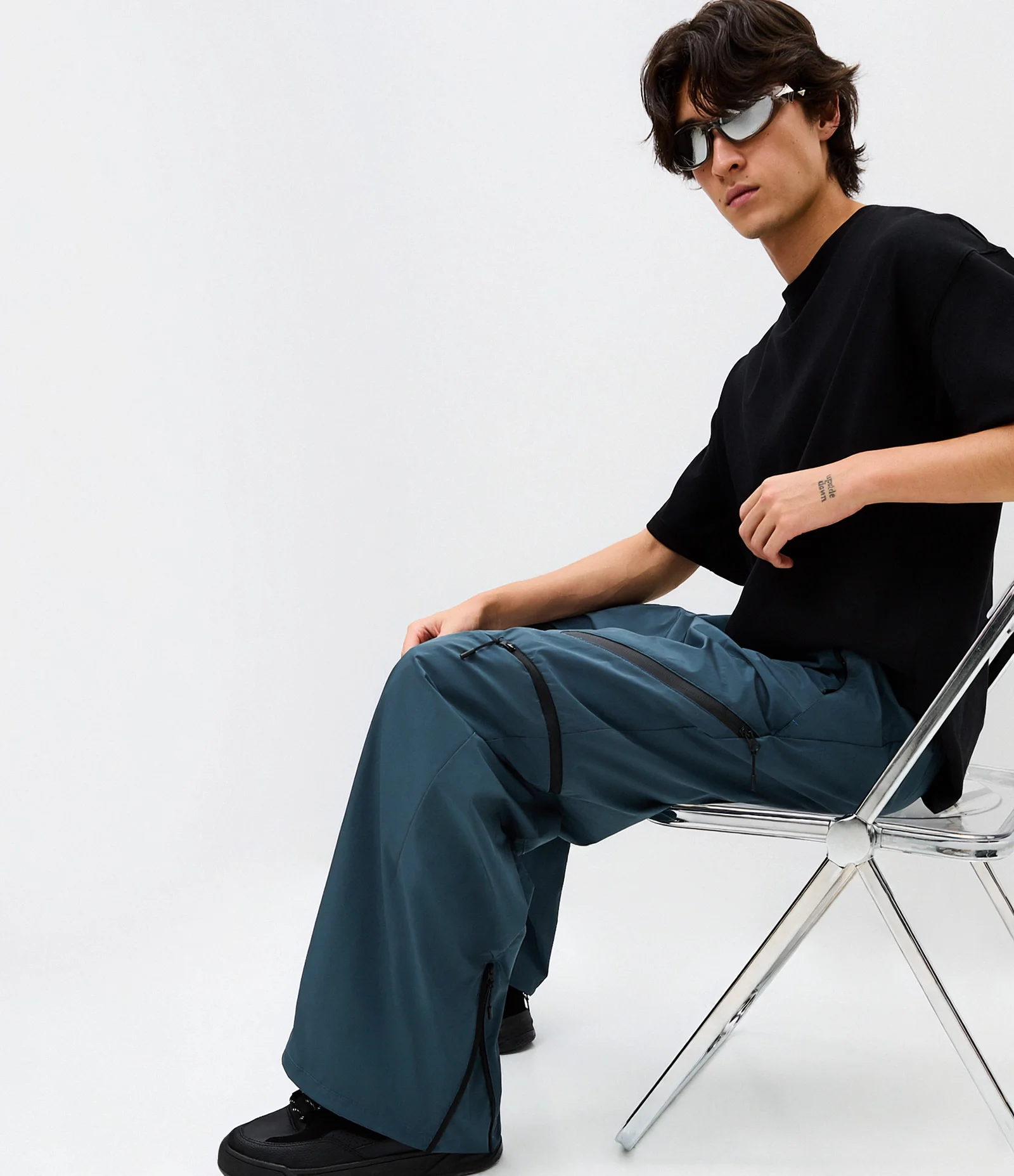 Calça Lisa com 6 bolsos e Detalhe na Perna Azul 1