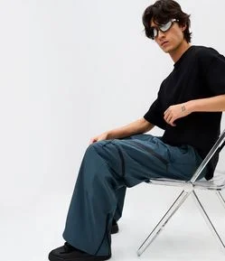 Calça Lisa com 6 bolsos e Detalhe na Perna