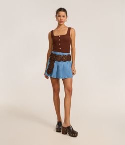 Saia Evasê Curta em Jeans Plissado com Recortes