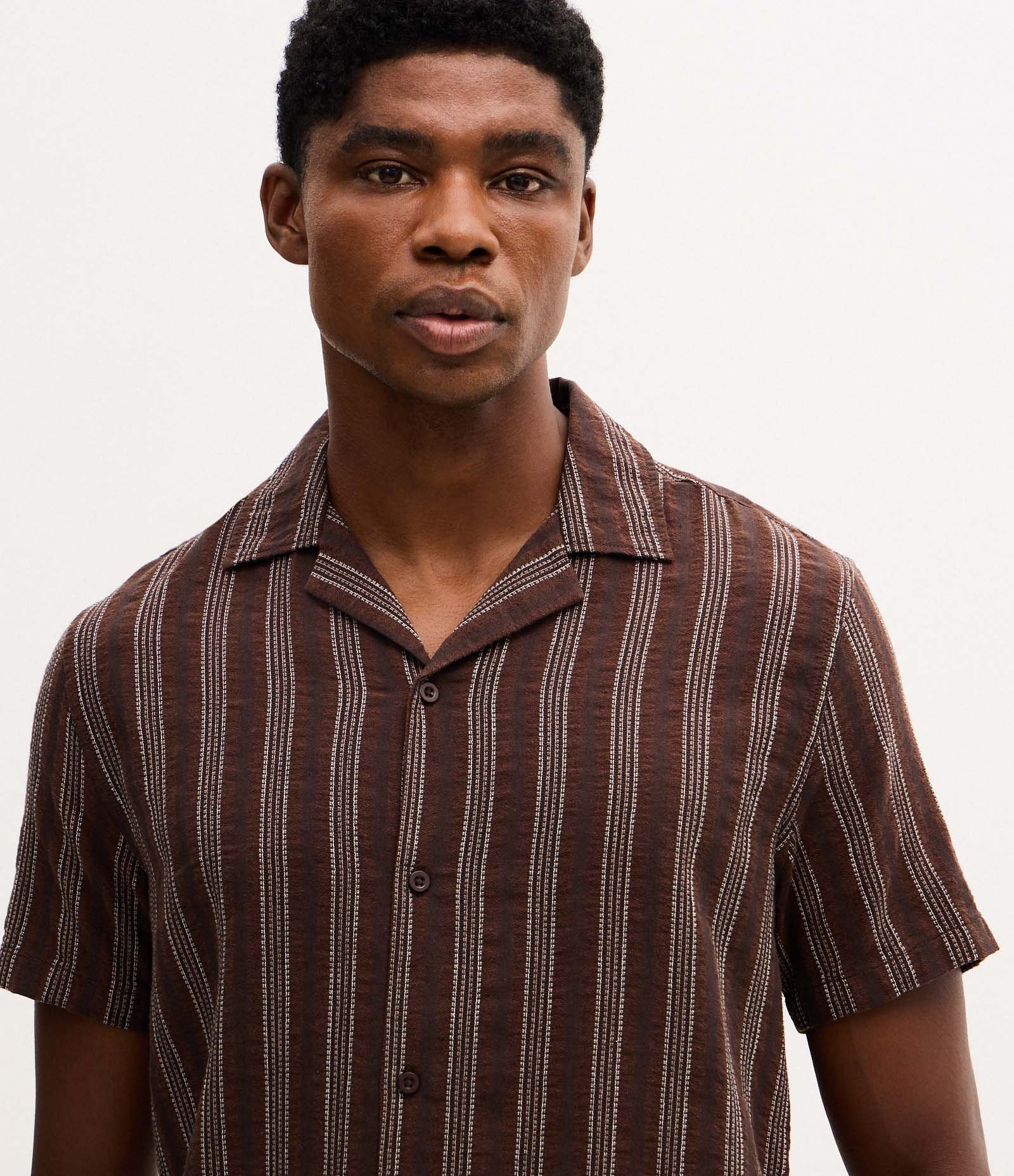 Camisa Manga Curta Jacquard com Listra e Textura Marrom 4