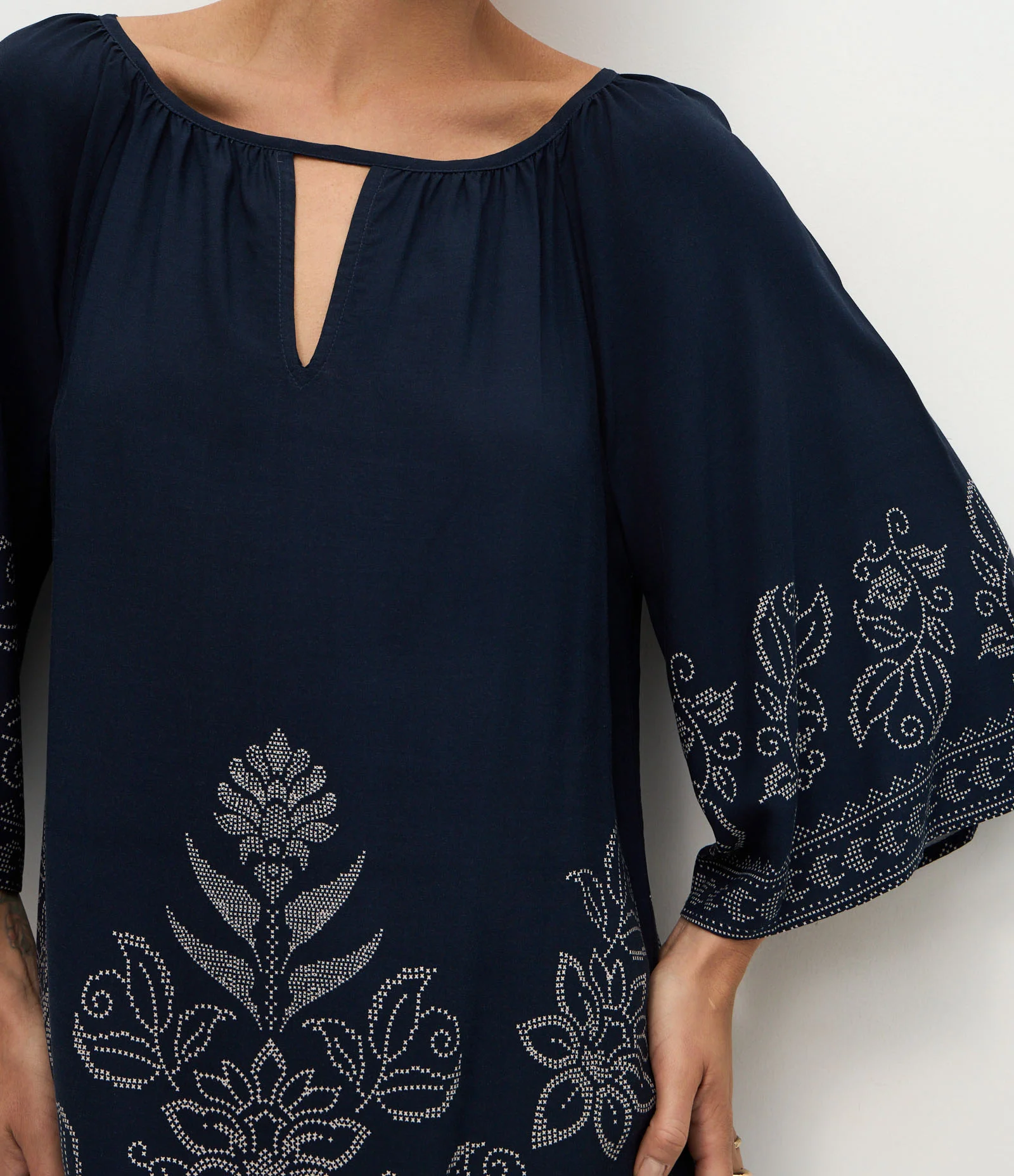 Vestido Curto com Decote V e Manga Evasê Estampado Azul 3