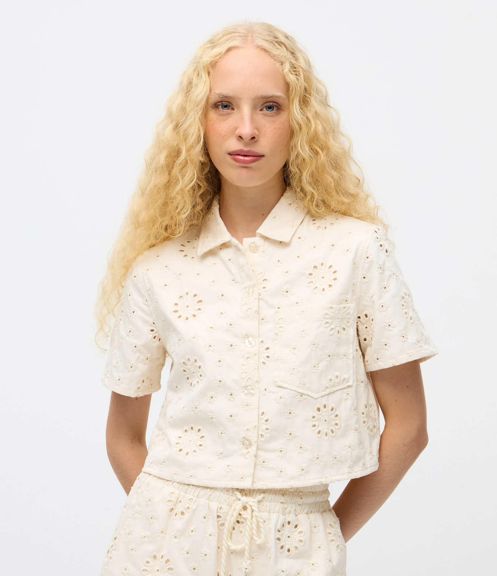 Camisa Curta em Sarja com Laise Floral e Bolsinho Off White 1