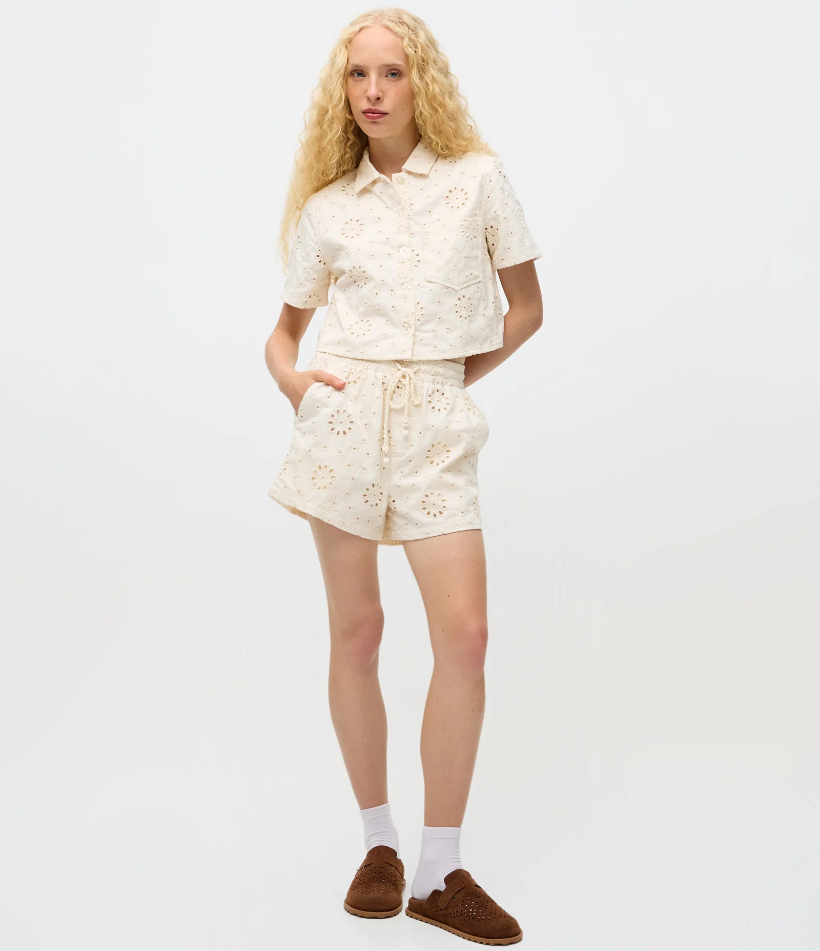 Camisa Curta em Sarja com Laise Floral e Bolsinho Off White 2